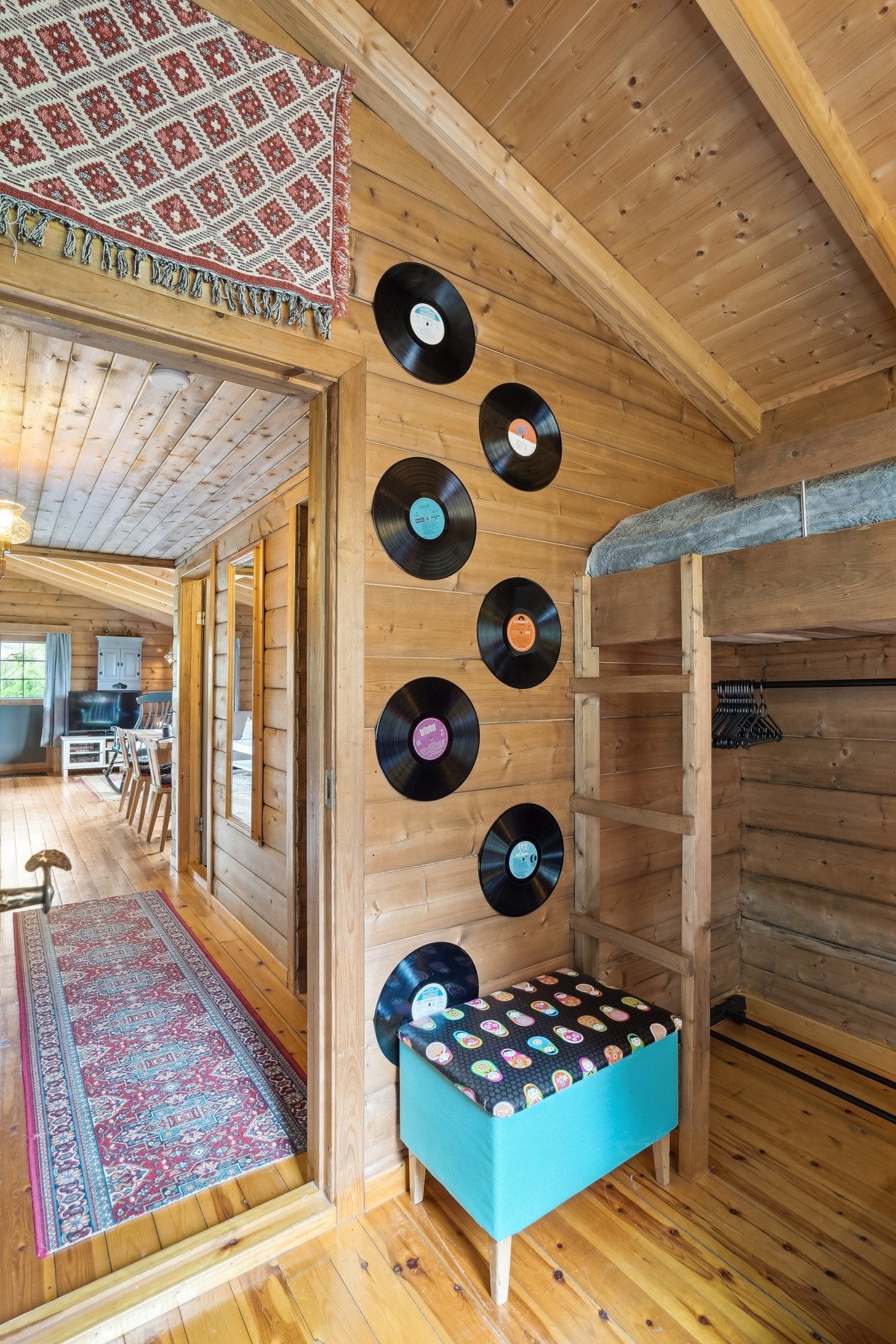 Det er fastmontert stige for å komme seg opp i sengen. Galleribilde