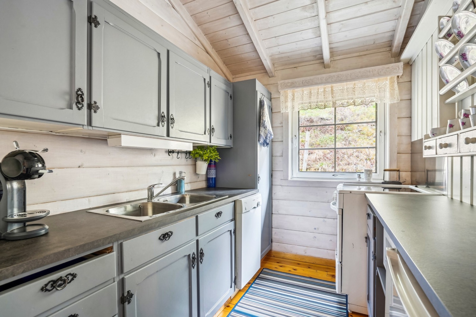 Kjøkkenet har malte profilerte fronter og laminat benkeplate. Galleribilde