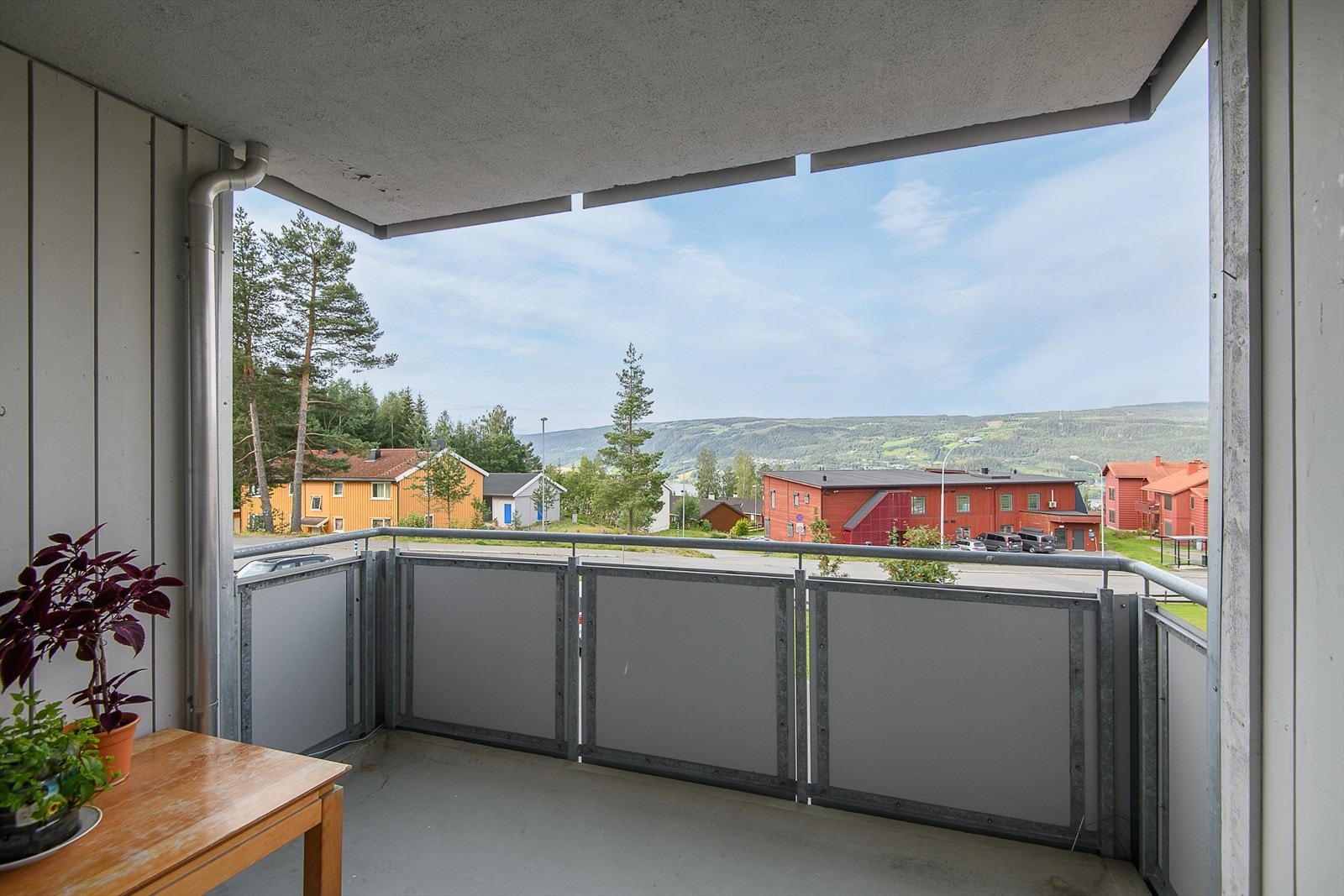 Vestvendt balkong med gode solforhold. Galleribilde