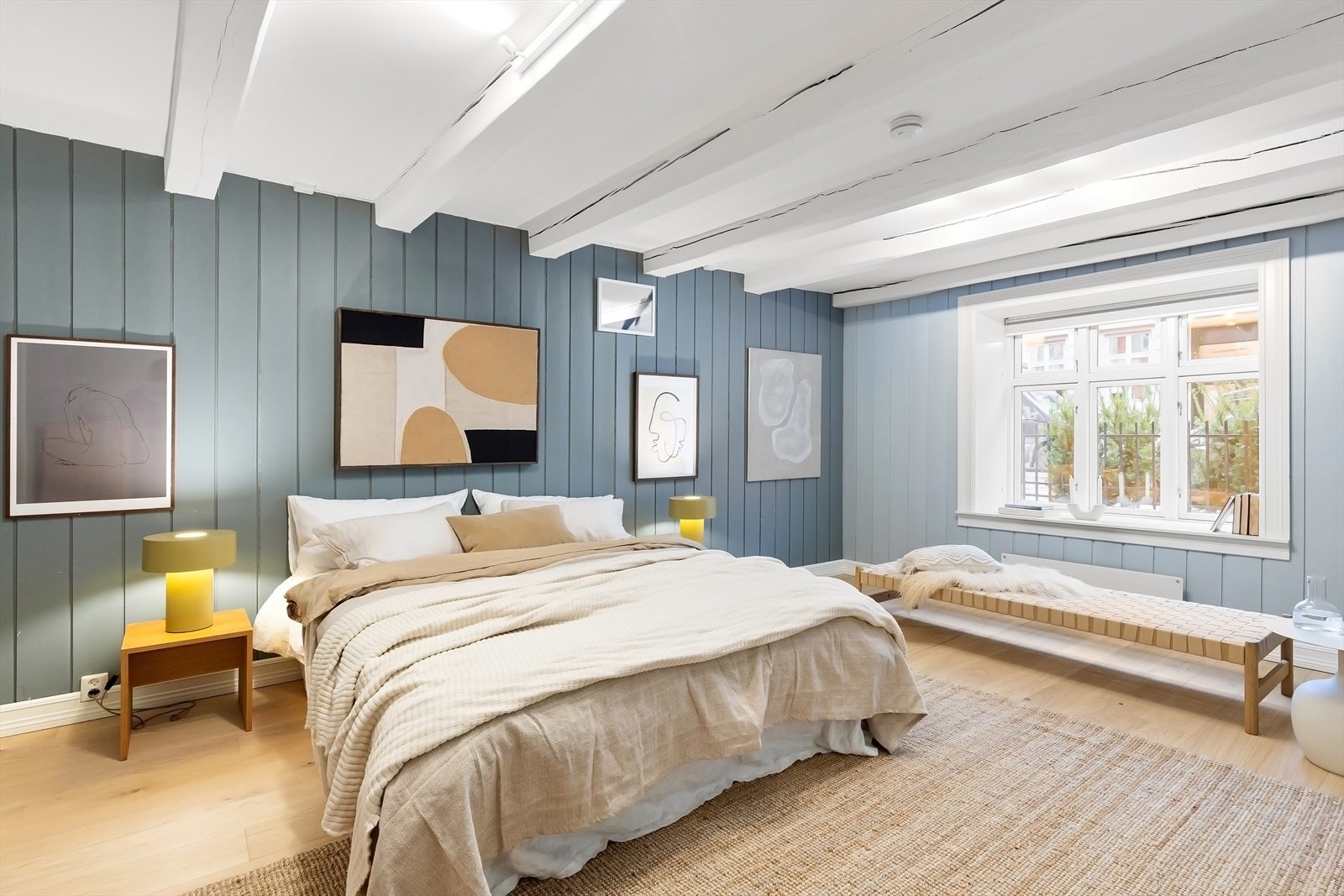 Lyst og romslig hovedsoverom med god plass til dobbeltseng, nattbord og garderobeskap. Galleribilde