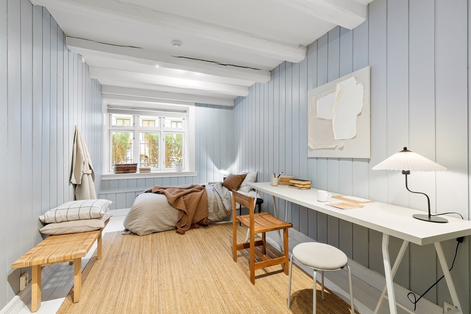 Soverom 2 er svært romslig og har plass til dobbeltseng, nattbord og garderobeskap. Galleribilde
