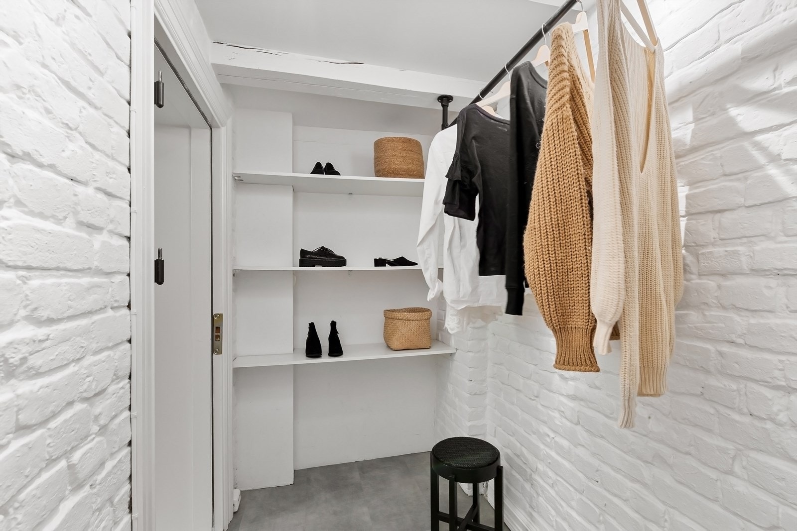 Romslig walk-in closet. Galleribilde