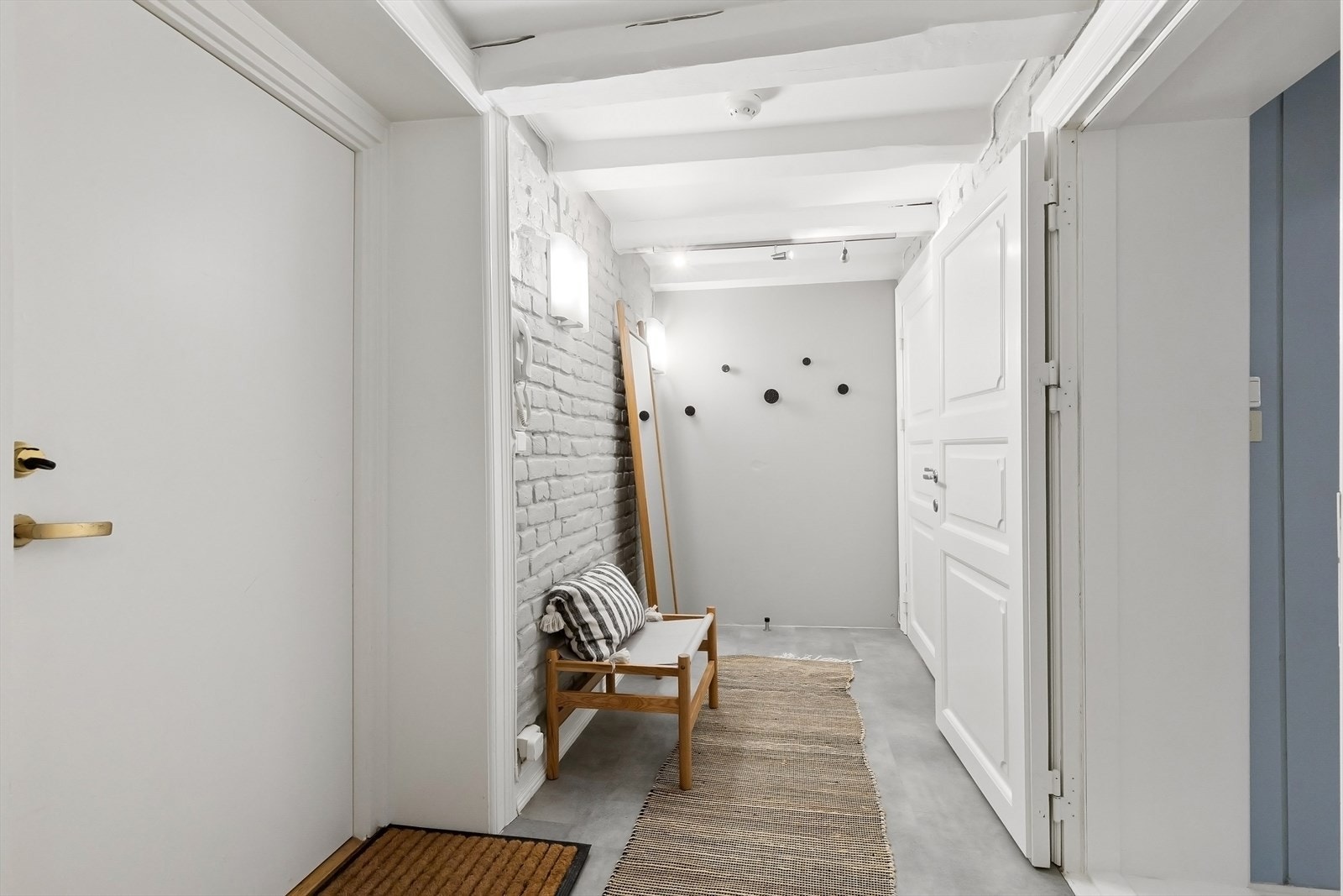 Gangen har god plass til sko og yttertøy. Galleribilde