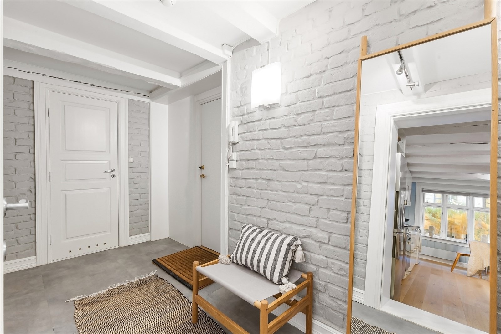 Hyggelig gang med direkte utgang til bakgård. Galleribilde