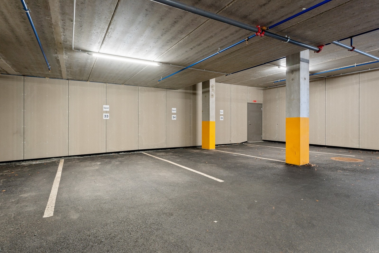 Det er mulighet for å leie eller kjøpe garasjeplass i anlegg. Her er det også gjesteparkeringer Galleribilde