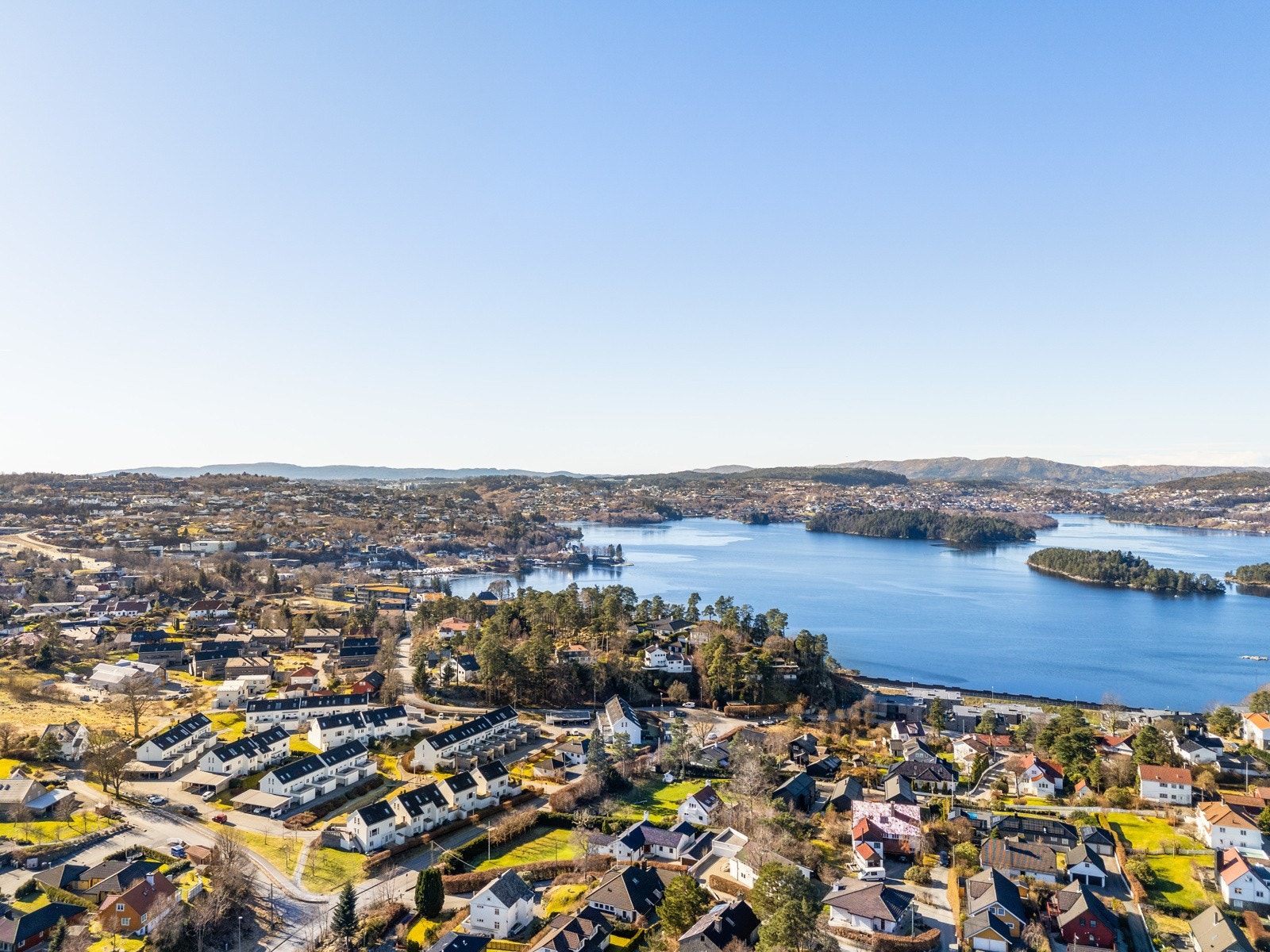 Sameiet har flere fantastsike fasiliteter med restaurant, selskapslokaler, vinkjeller og utleiesuiter. Like utenfor bygget finner du også en padlebane. Like ved finner du herlige bademuligheter med badehus, badestrand, kai og gjestebrygge. Galleribilde