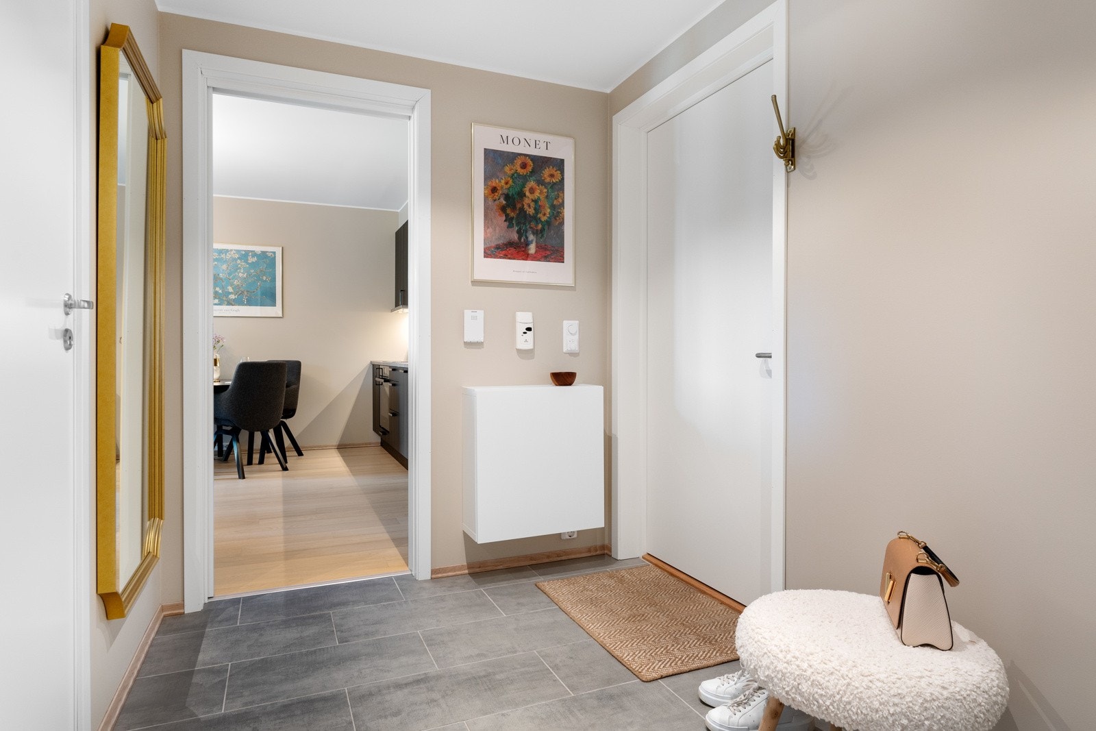 Du blir ønsket velkommen inn i en innbydende entré. Her er det praktisk flislagt gulv med varmekabler. Galleribilde