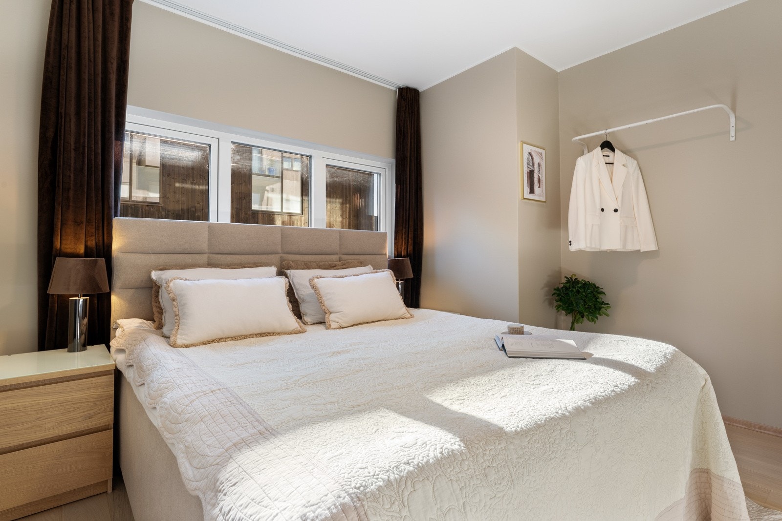 Nydelig hovedsoverom på 13 kvm som i likhet med stue har vannbåren varme i gulv under den pene enstavs parketten. Galleribilde