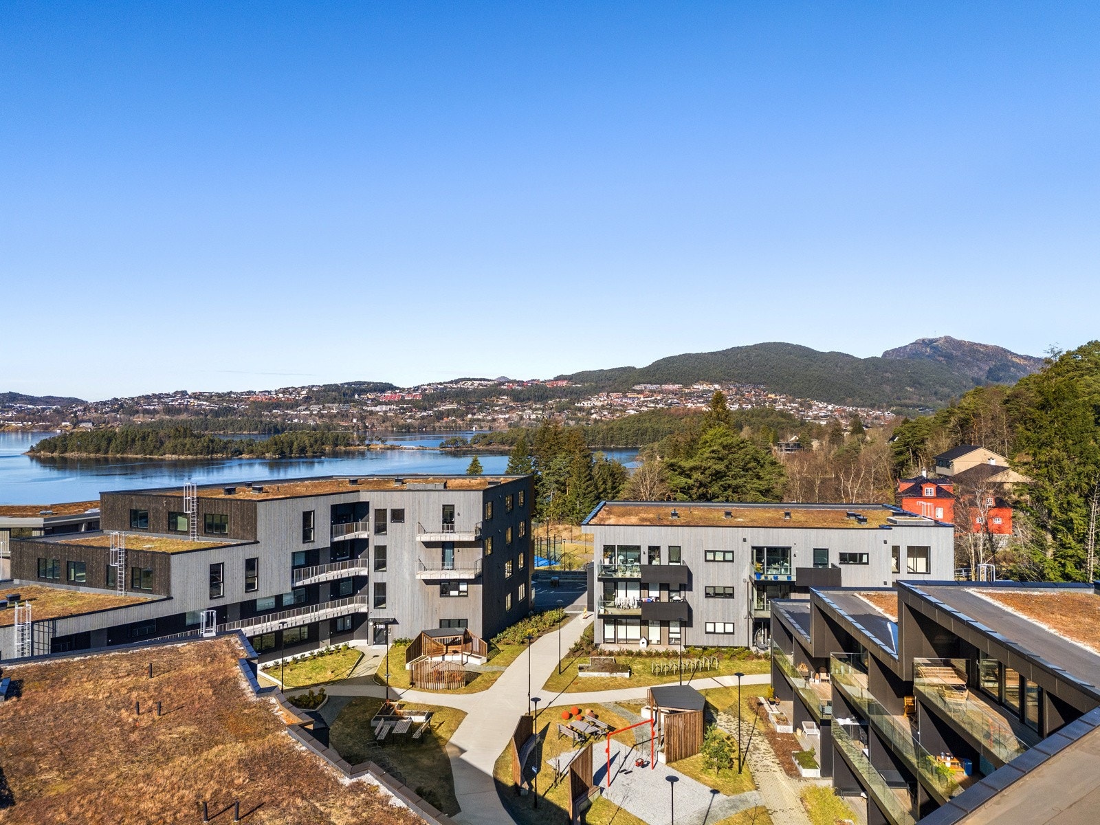 Nydelig beliggenhet på Skjoldnes med kort vei til både sentrum, servicetilbud og naturskjønne omgivelser. Galleribilde