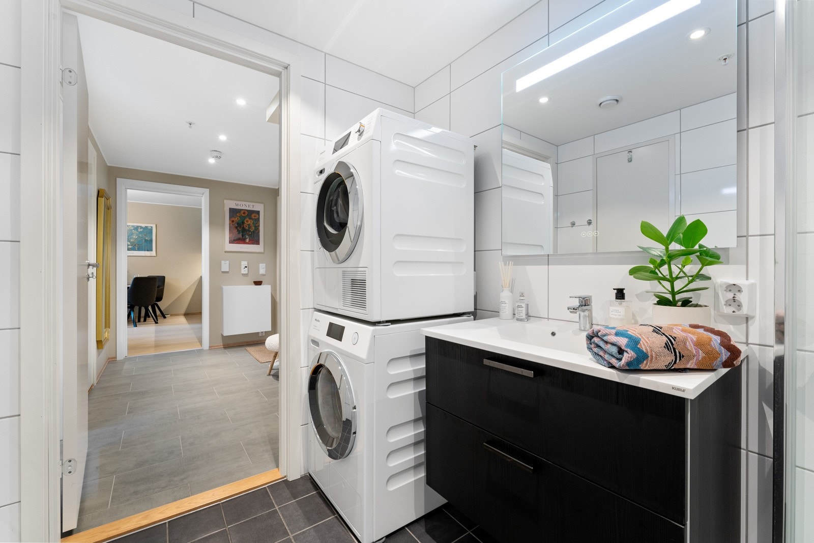 Det er plass og opplegg for vaskemaskin og tørketrommel. Galleribilde