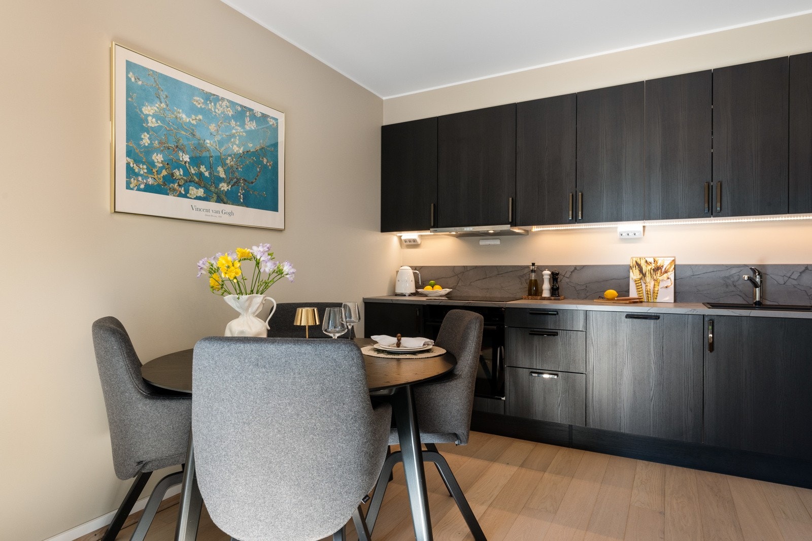 Naturlig plass til et hyggelig spisebord ved kjøkkenet. Galleribilde