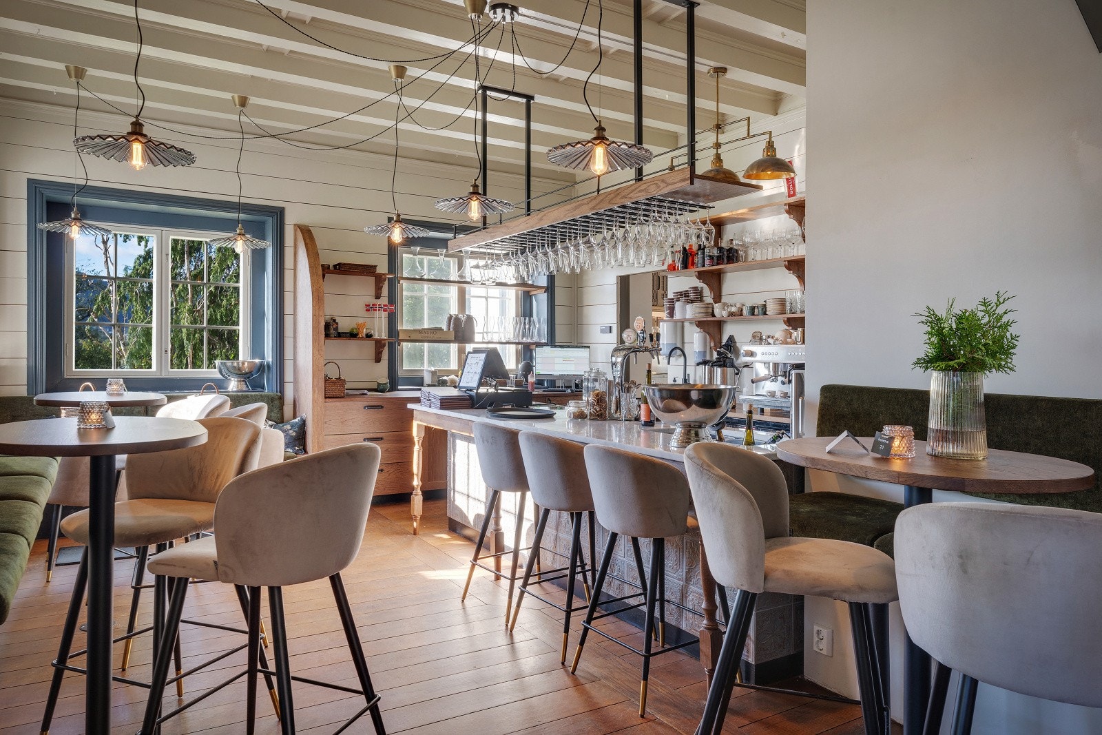 Her er det god servering både inne og ute Galleribilde