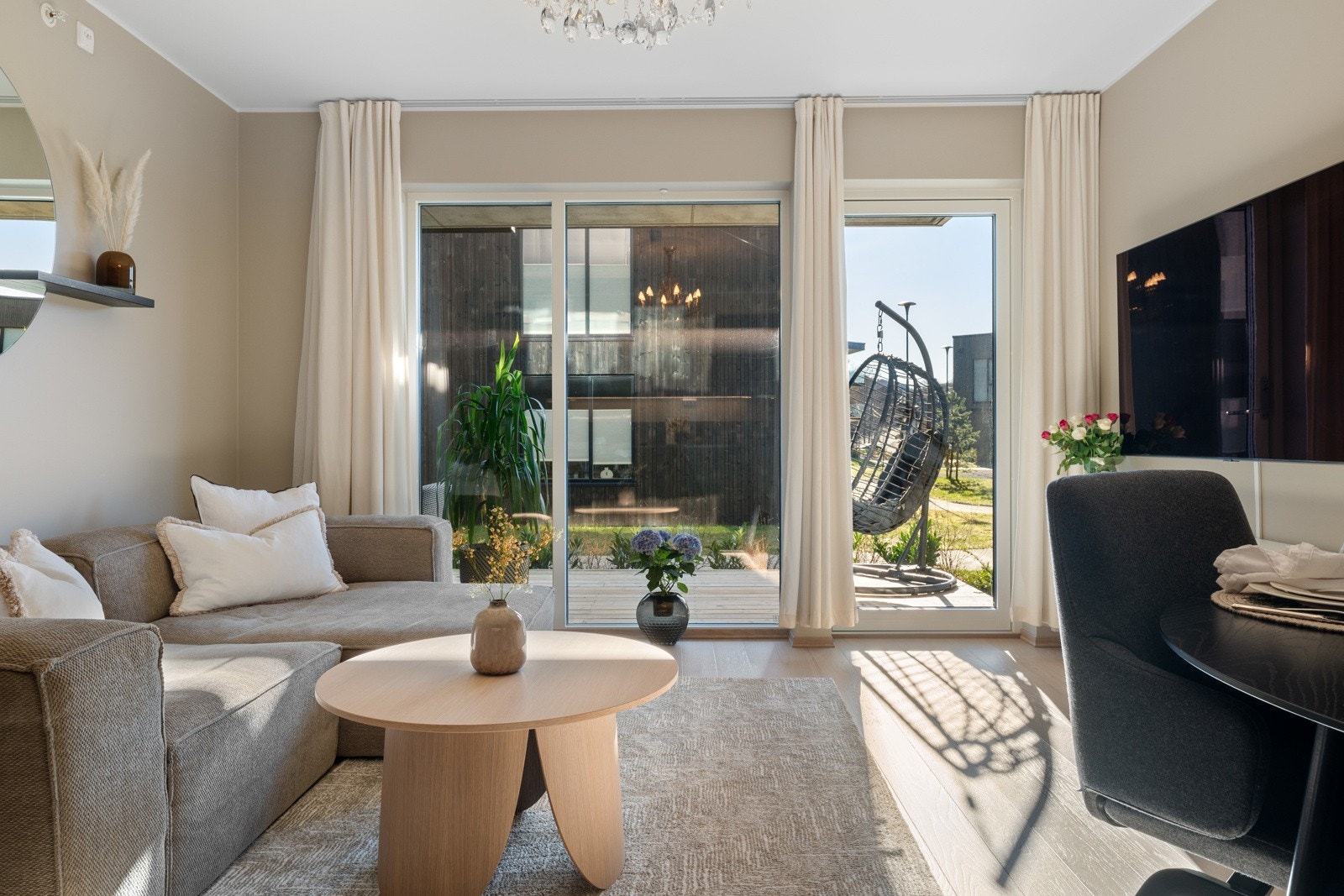 Fra stuen er det direkte tilkomst til en herlig uteplass. Galleribilde