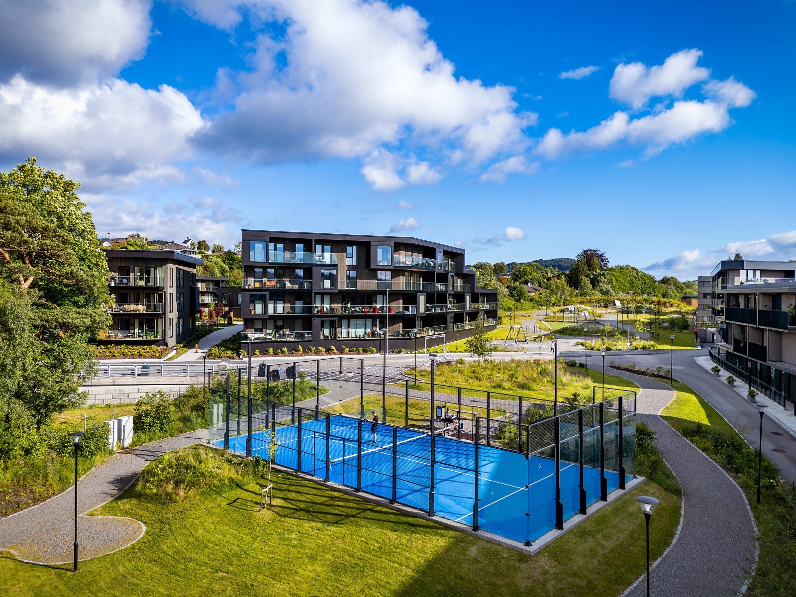 Nyt solfylte dager på sameiets padelbane Galleribilde