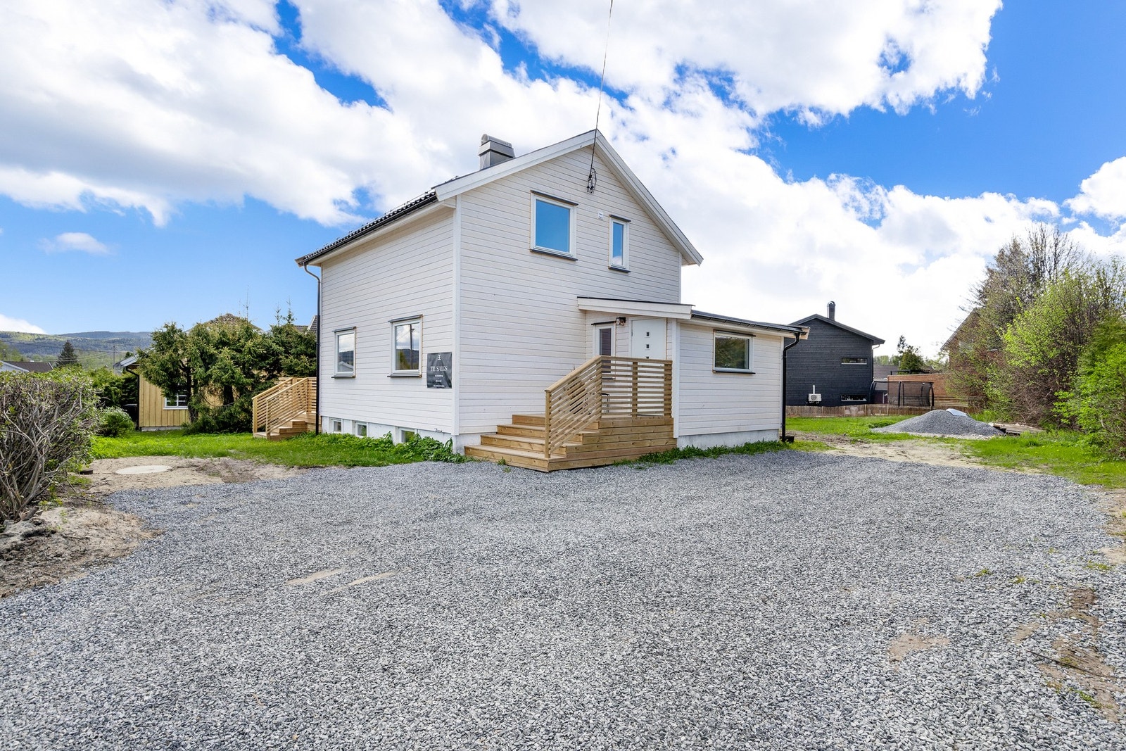 Felles innkjørsel og fremtidig gårdsplass med bolig som skal bygges i bakkant Galleribilde