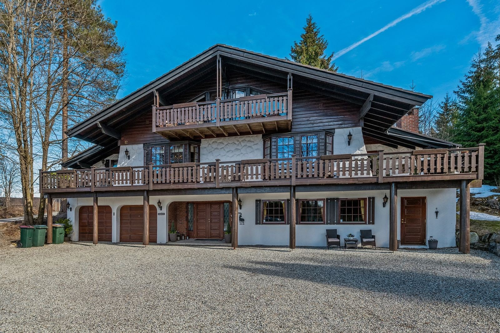 Fasade. Hybelen har egen inngang nede til høyre i bildet. Galleribilde