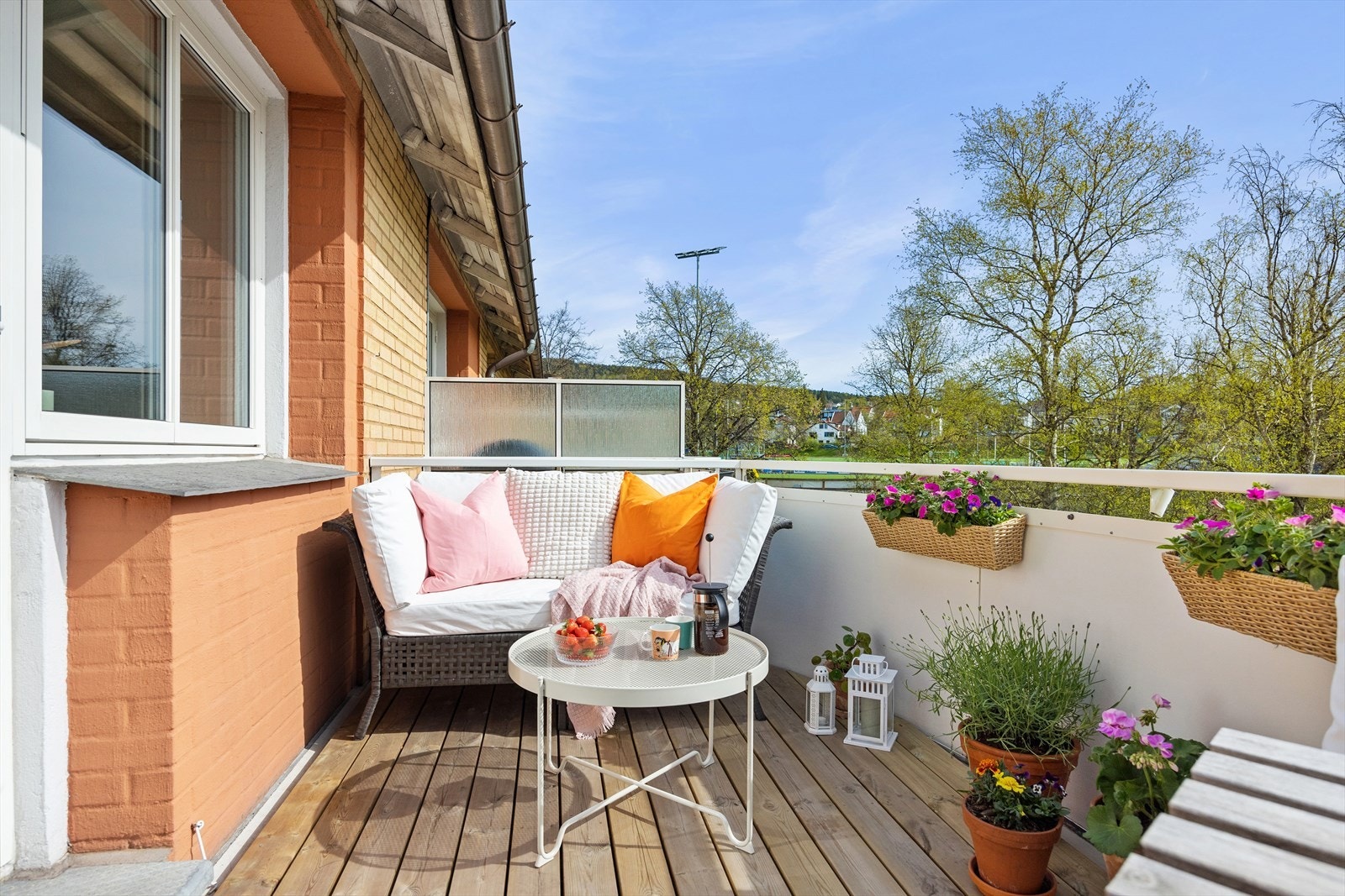 I vår- og sommerhalvåret blir balkongen en naturlig forlengelse av stuen, perfekt for hyggelige stunder med familie og venner. Her kan du enkelt skape en koselig uteoase med utemøbler, beplantning og en gassgrill. Galleribilde