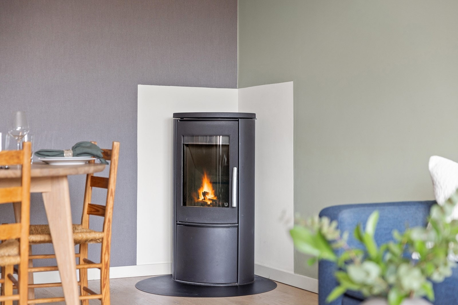 I stuen finner du også en stemningsfull peisovn som gir både varme og hygge gjennom vinterhalvåret. Galleribilde