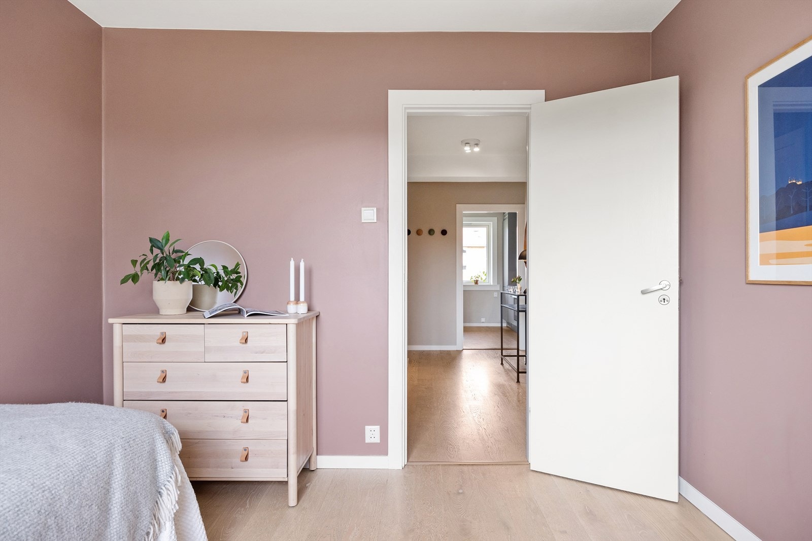 Det er et allsidig rom som passer perfekt som barnerom, gjesterom eller hjemmekontor, tilpasset dine behov. Galleribilde