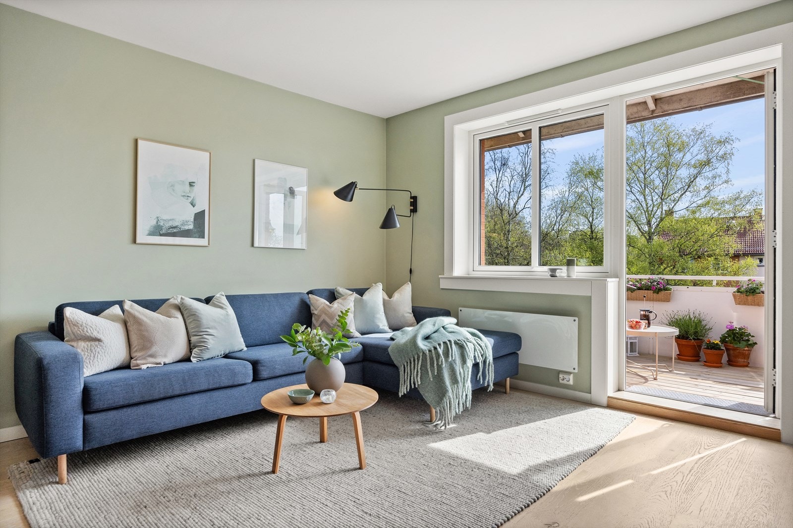Innvendig fremstår leiligheten som svært innbydende, med moderne farge- og materialvalg som skaper en harmonisk atmosfære. Den høye standarden på både interiør og detaljer gir et stilfullt og funksjonelt hjem. Galleribilde