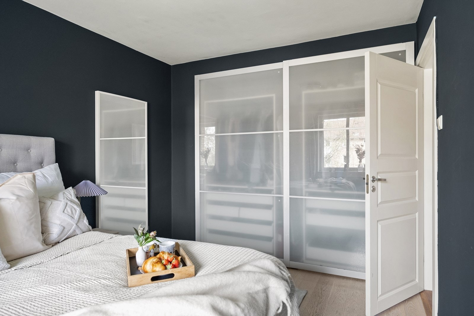 Rommet har også rikelig med oppbevaringsplass i en romslig skyvedørsgarderobe. Galleribilde
