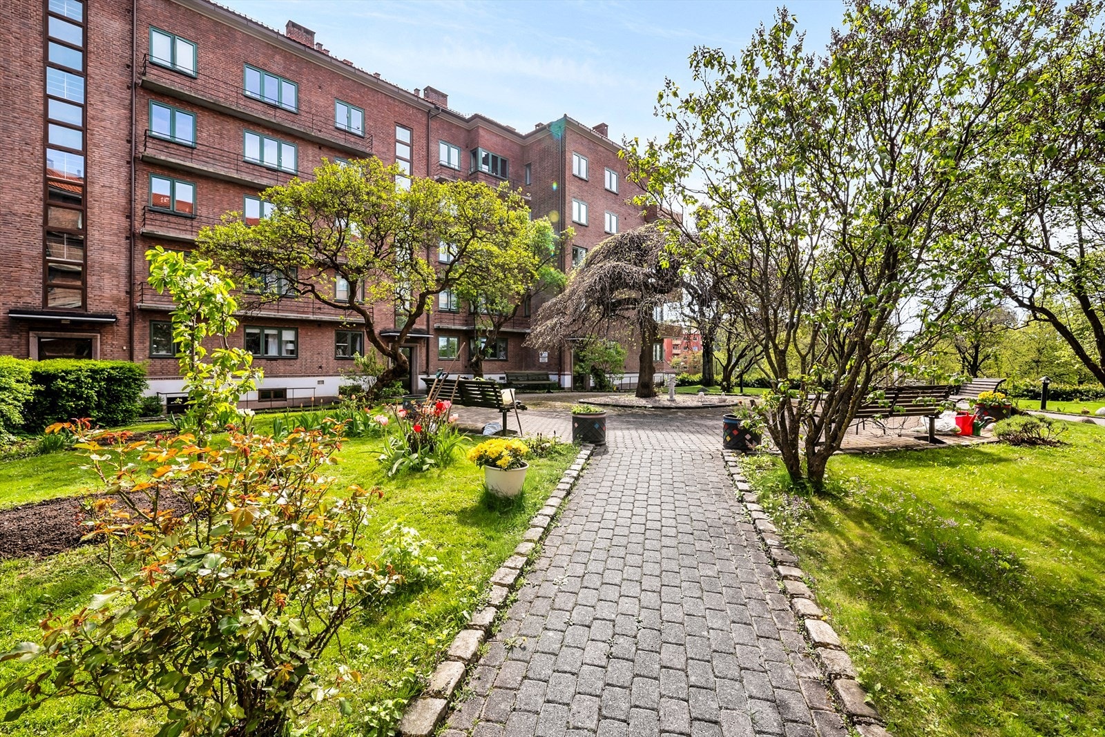 Beliggenheten er både sentral og svært ettertraktet, samtidig som boligen ligger tilbaketrukket og skjermet fra byens støy. Galleribilde