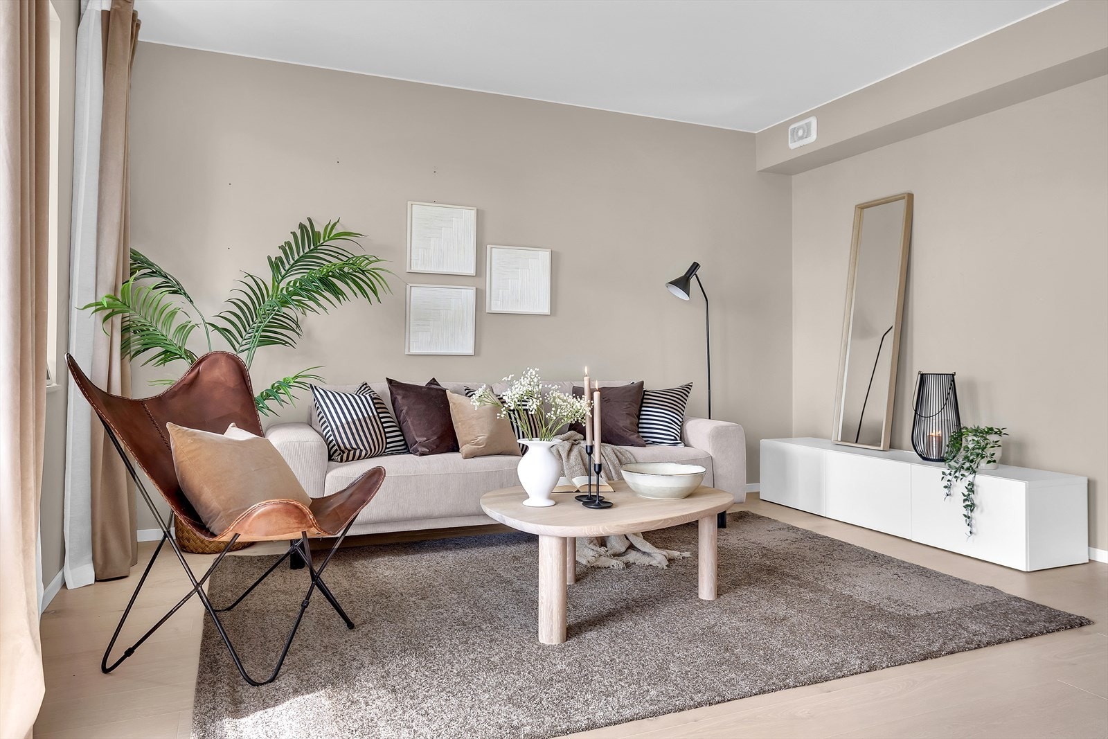 Lys og romslig stue med plas til sofagruppe og spisebord. Galleribilde