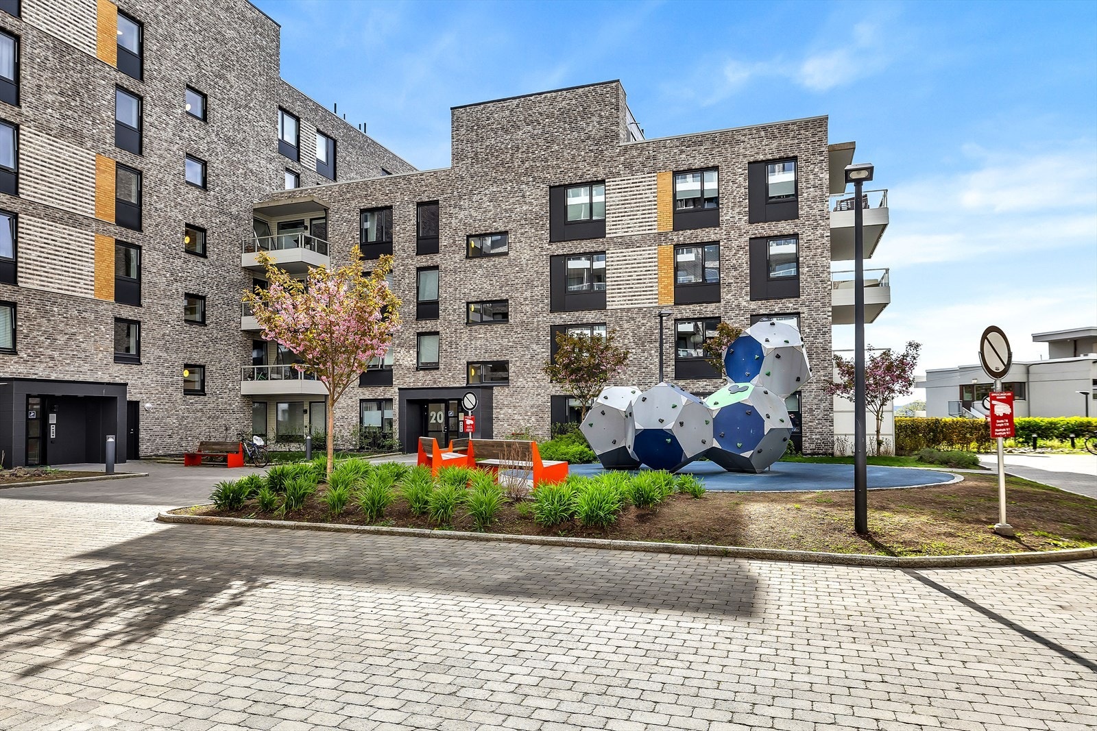 Leiligheten ligger i moderne bygg fra 2021. Galleribilde