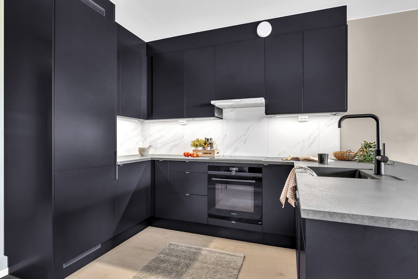 Kjøkkenet har integrert komfyr, induksjon platetopp, oppvaskmaskin og kjøl/frys. Galleribilde