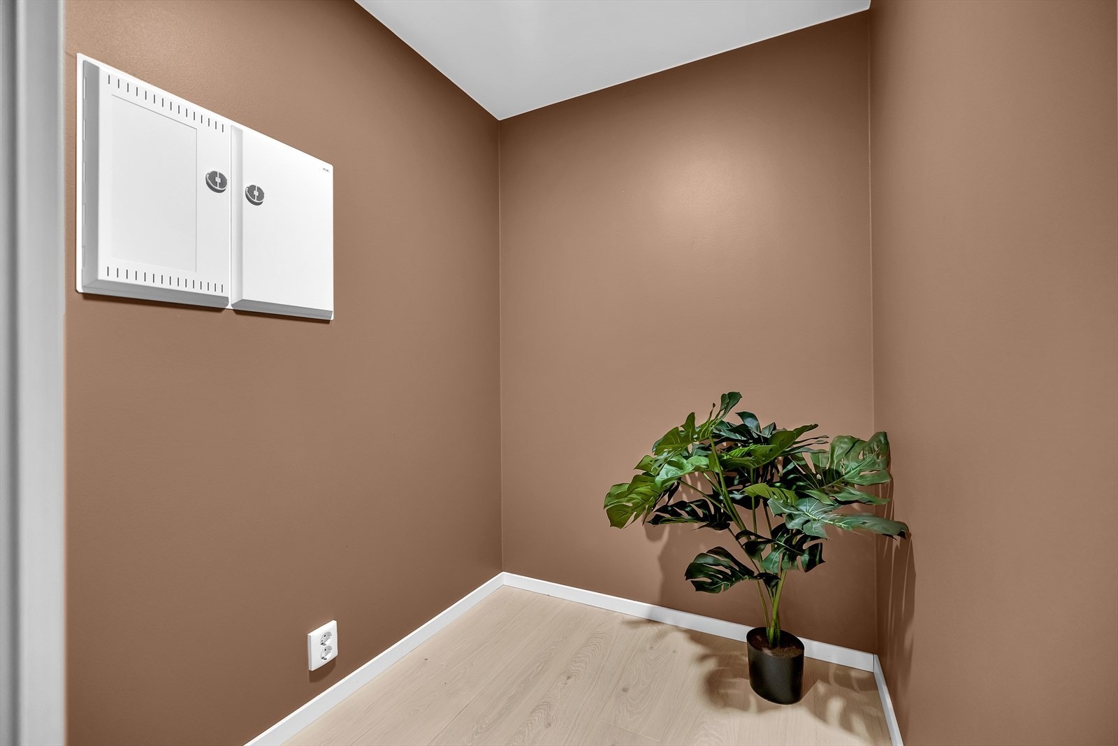 Praktisk bod/omkledningsrom i forbindelse med entreen. Galleribilde