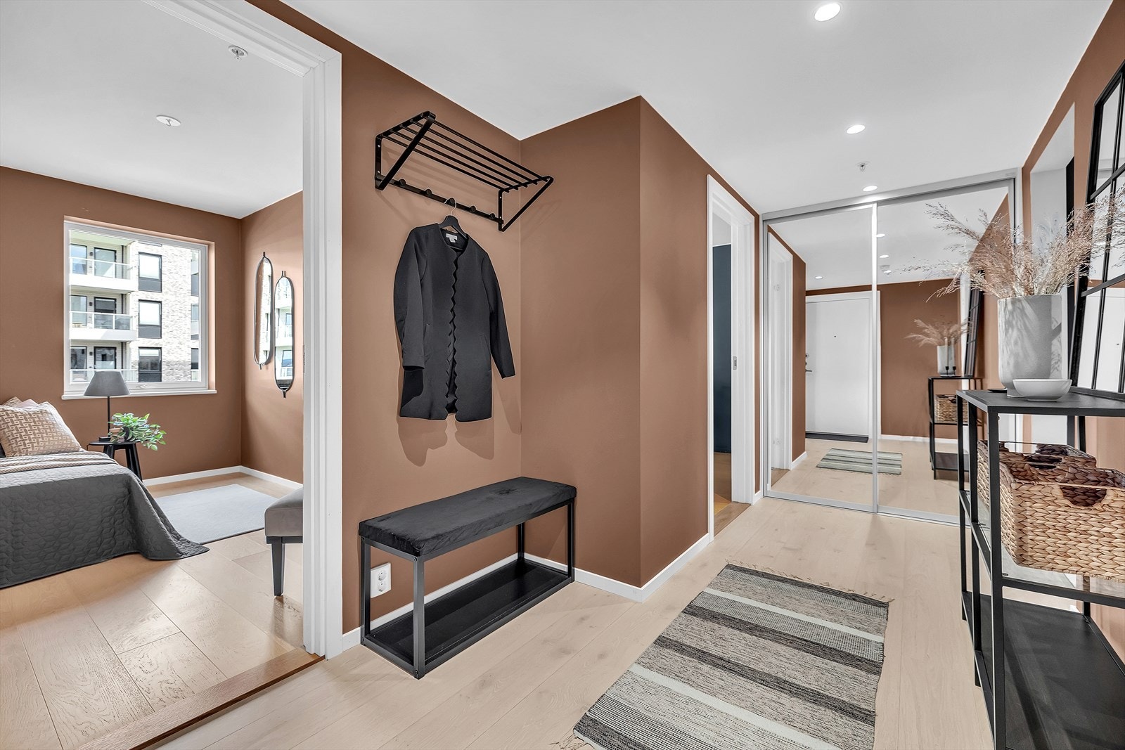 Gang med inngang til boligens soverom og badet. Galleribilde