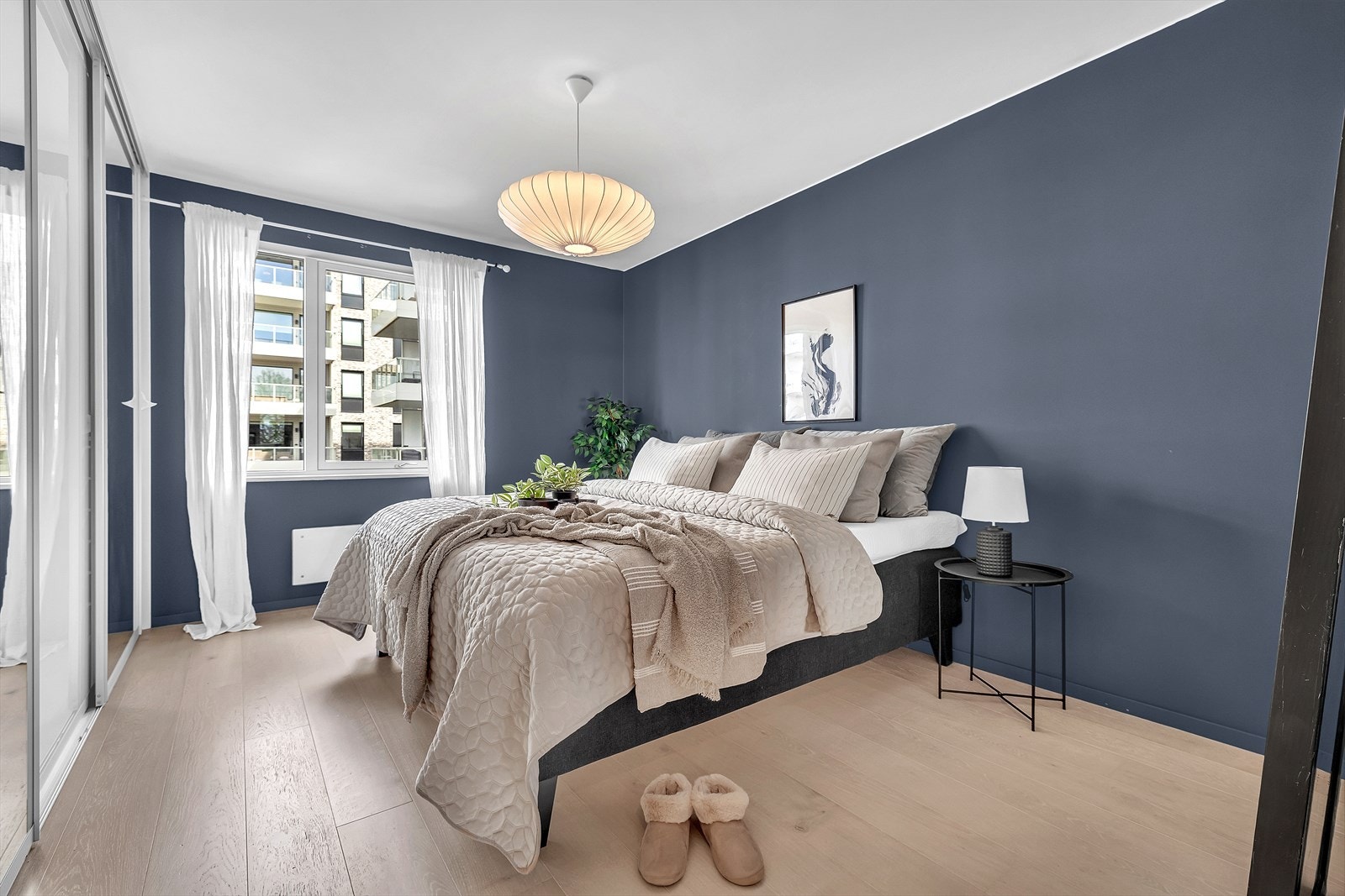 Stort og luftig hovedsoverom med god plass til dobbeltseng og nattbord Galleribilde