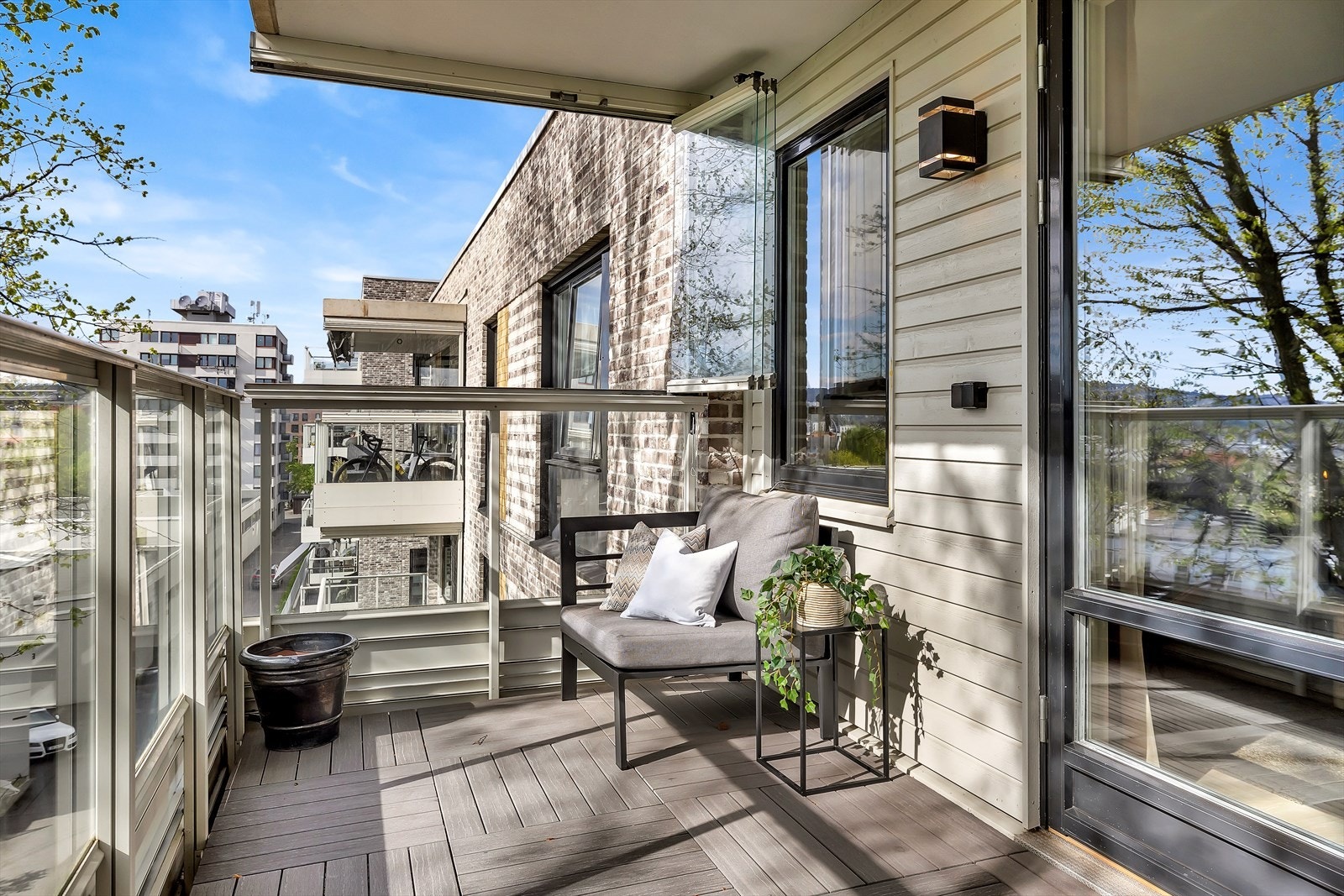 Balkongen har god plass til utemøbler og gode solforhold. Galleribilde