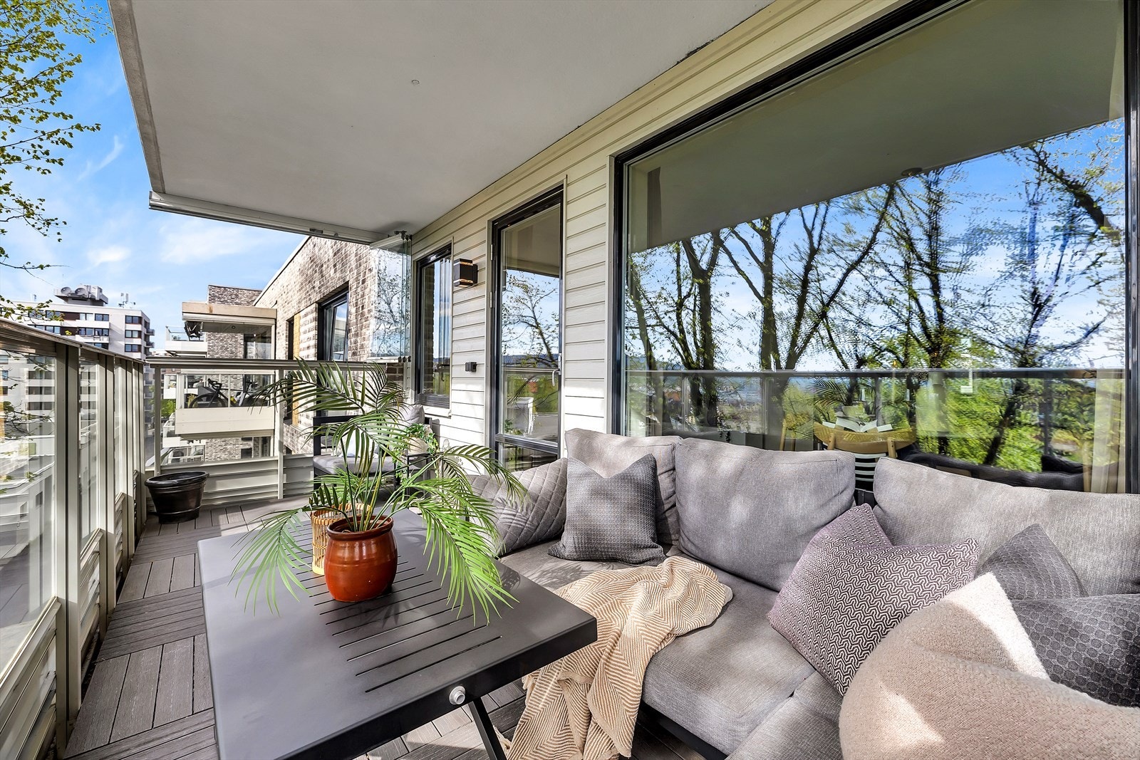 Balkongen er overbygget så her kan lange sommerdager nytes uansett vær. Galleribilde