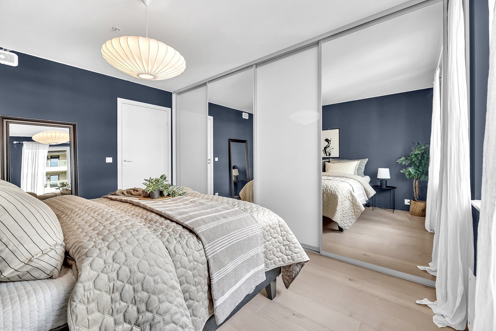 Stor og praktisk skyvedørsgarderobe. Galleribilde