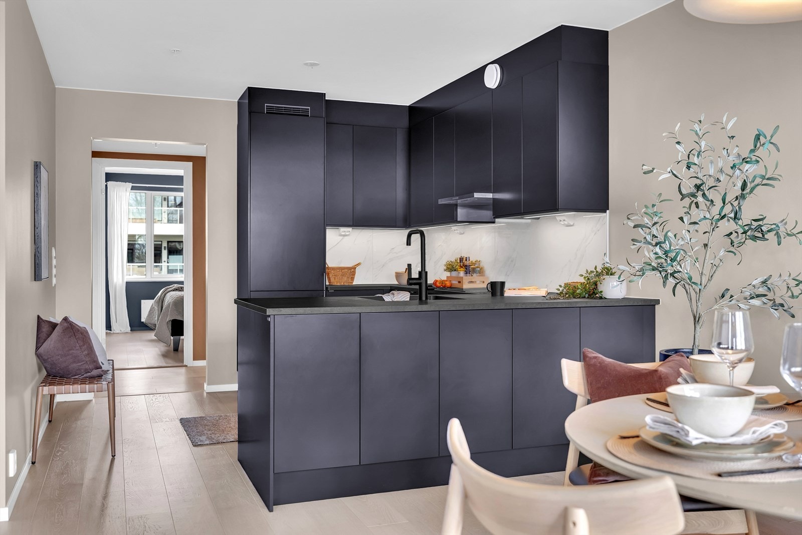 Kjøkkenet har svært godt med benk- og skapplass. Galleribilde