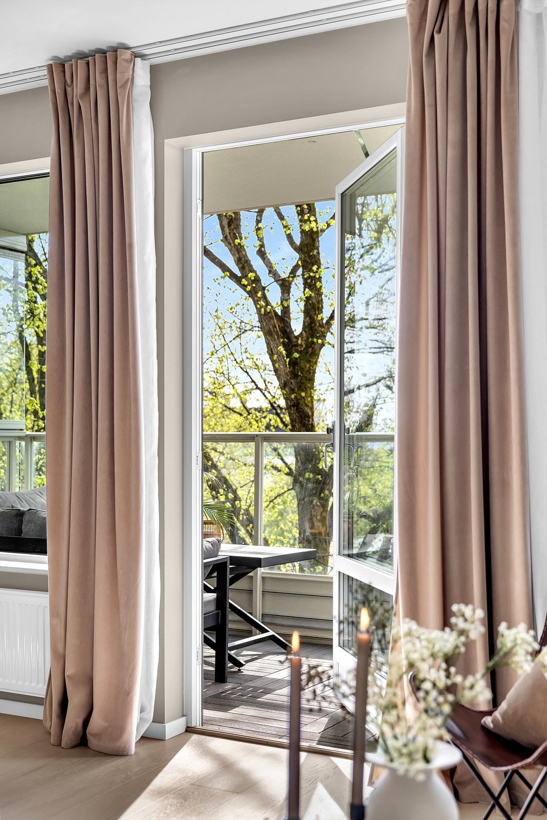 Balkongen blir en forlengelse av stuen i sommermånedene. Galleribilde