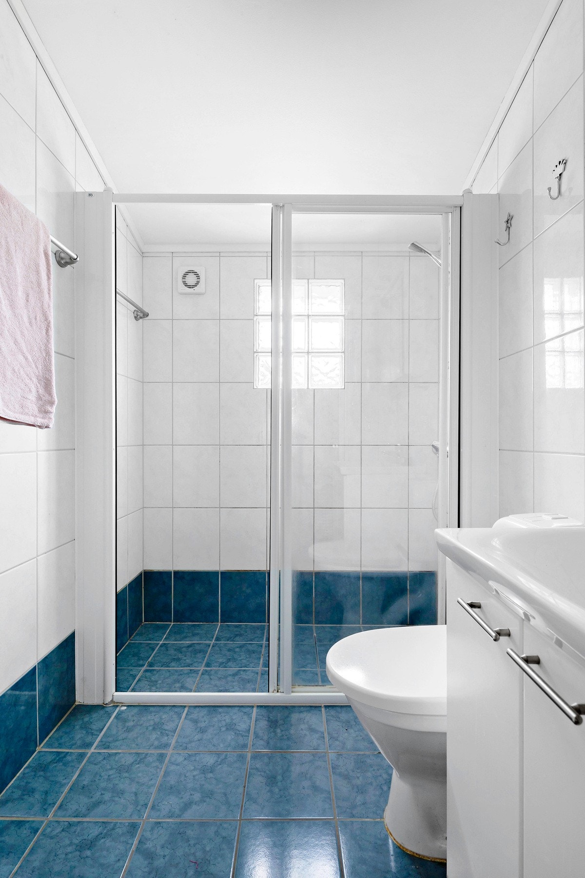 Baderommet i 2. etasje er helfliset med varme i gulv Galleribilde