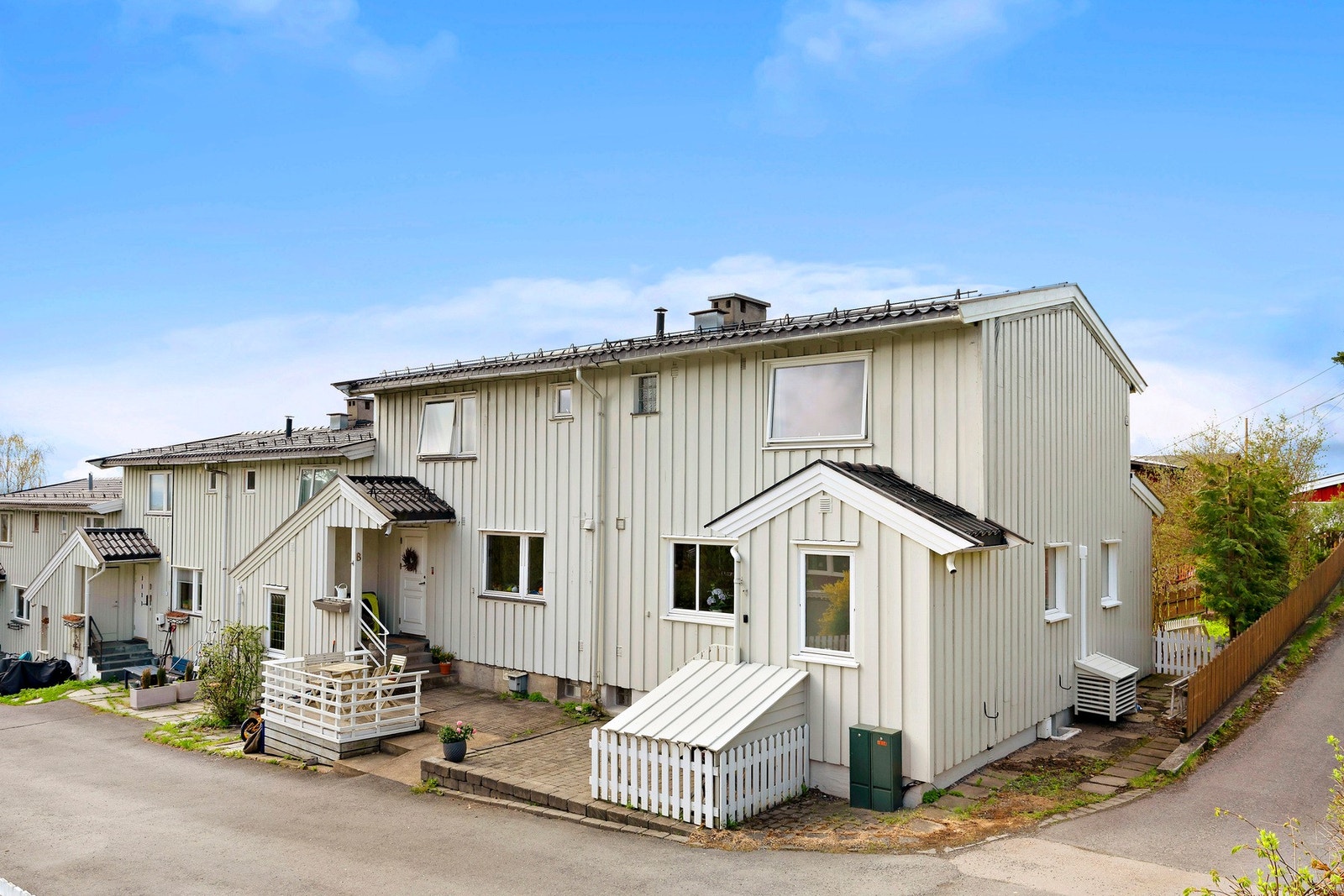 Vallerveien 154A er et flott enderekkehus beliggende i et veletablert og barnevennlig boligområde på Gjettum Galleribilde