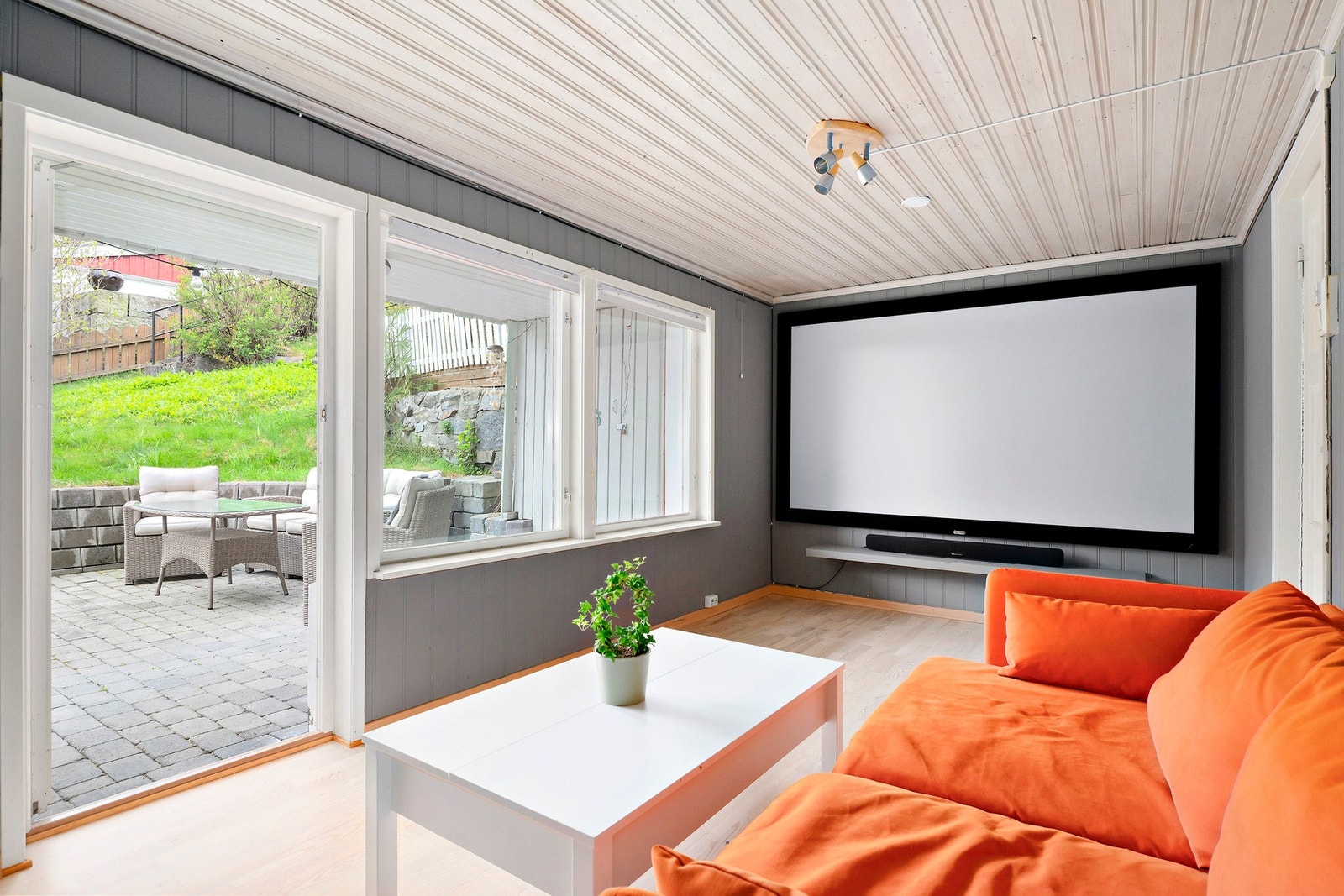 Stuen kan enkelt innredes med sofagruppe, tv og annet ønsket møblement, og er et perfekt rom for både store og små til å kunne trekke seg tilbake Galleribilde