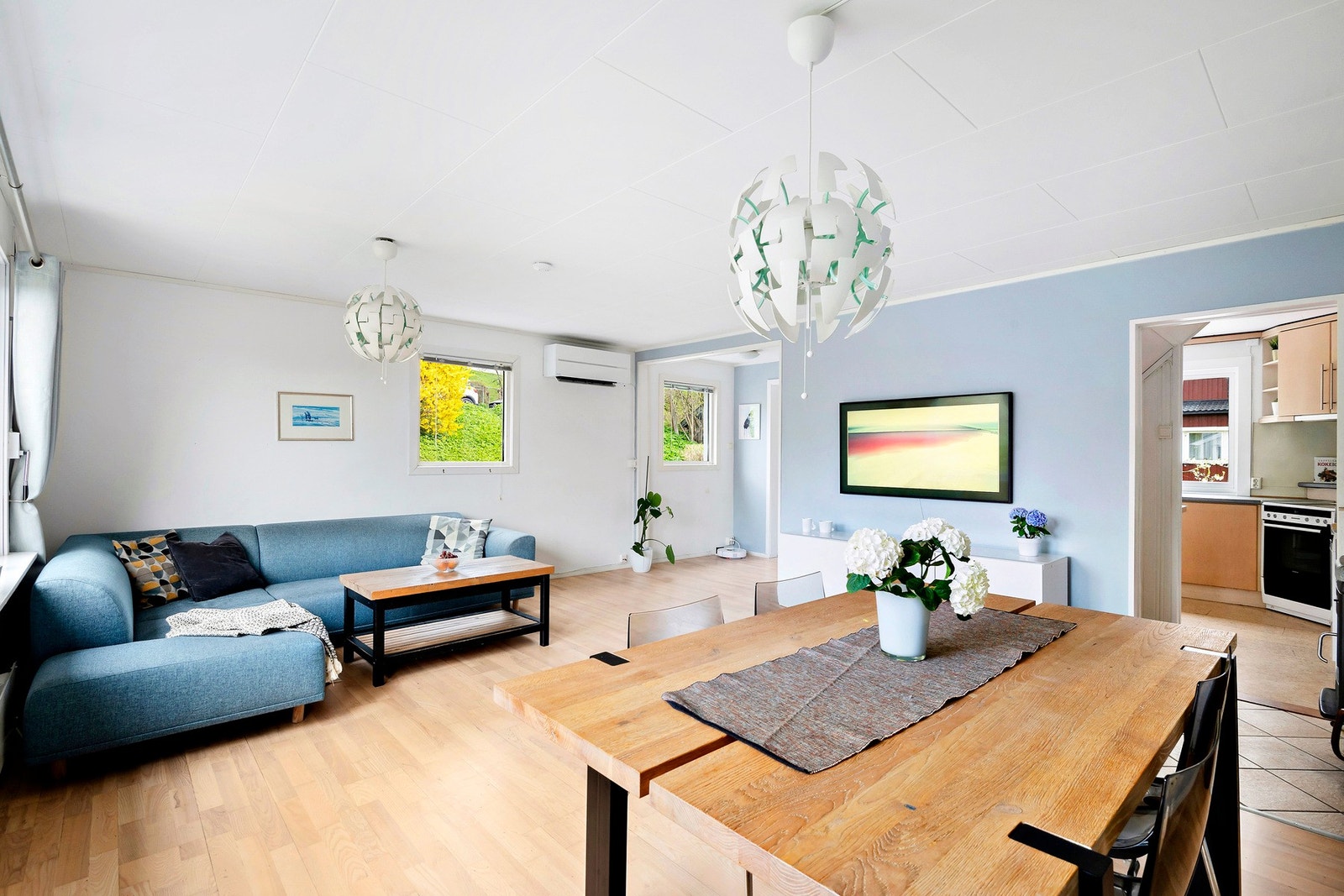 Her er det god plass til å innrede en større sofagruppe med tilhørende møblement hvor hele familien kan samles for en hyggelig filmkveld Galleribilde