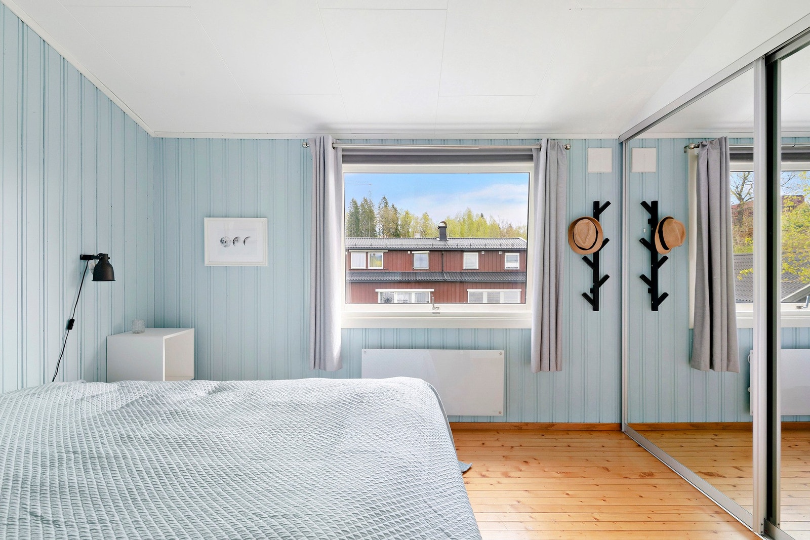 Videre er det montert en større skyvedørsgarderobe med speildører Galleribilde