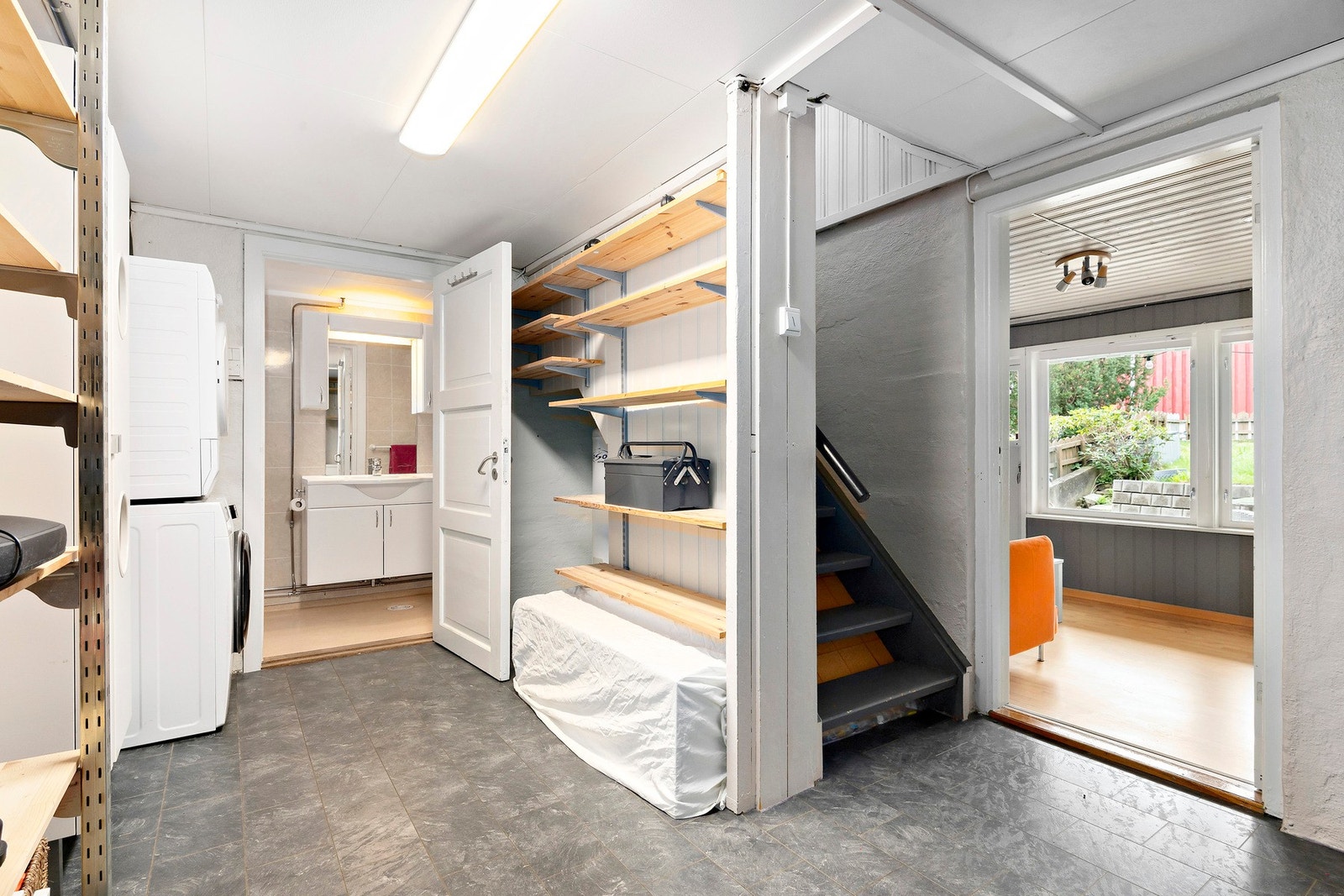 Underetasjen inneholder bod, bad og kjellerstue Galleribilde