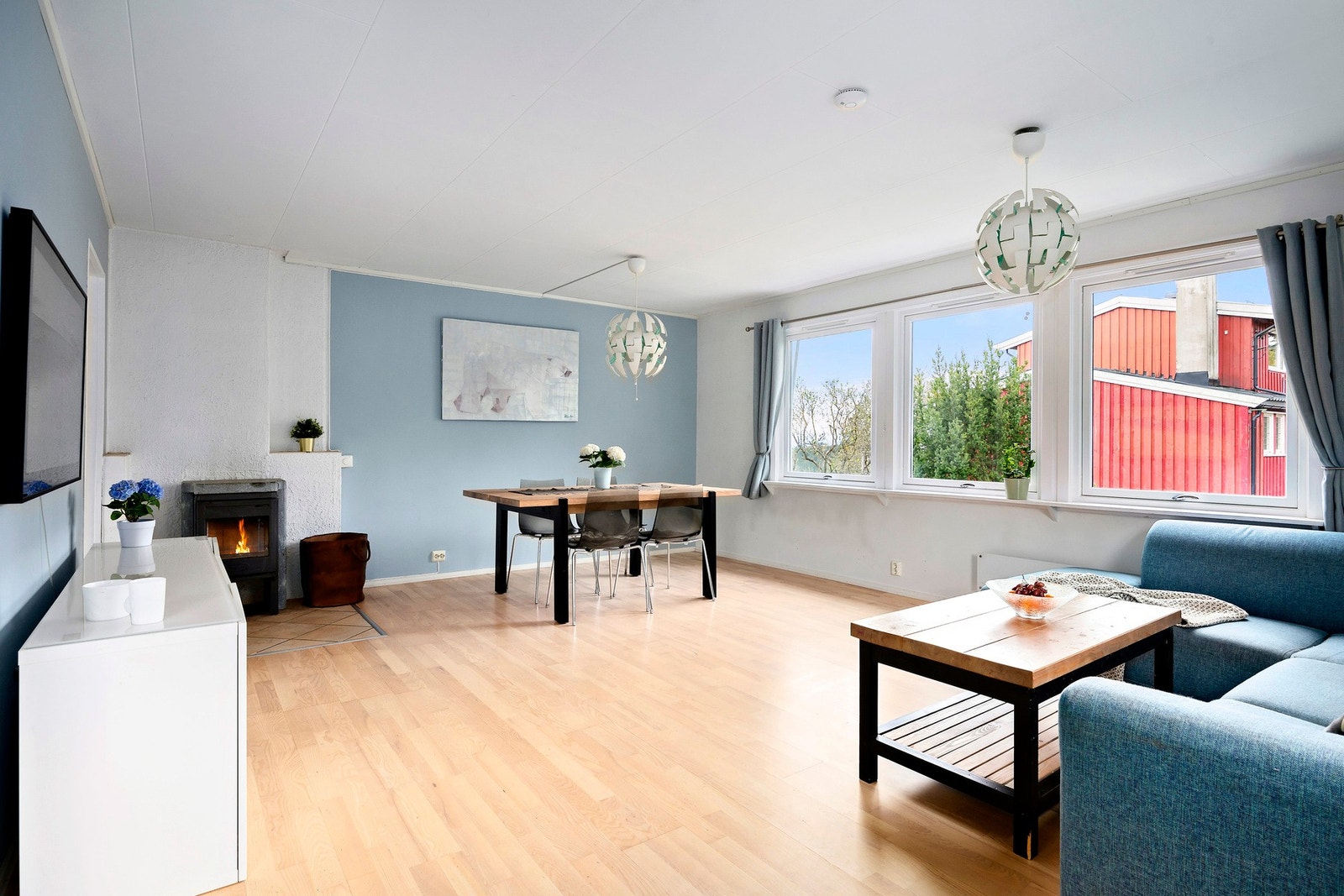 Store vindusflater sørger for rikelig med naturlig lysinnslipp Galleribilde