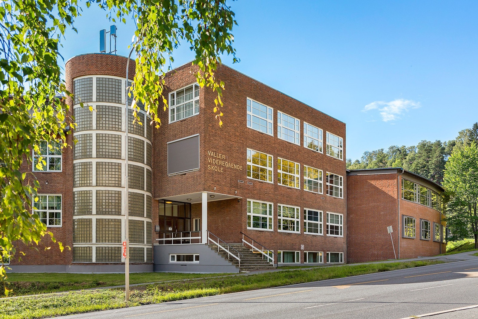 Valler VGs ligger ca. 11 minutters gange fra boligen Galleribilde