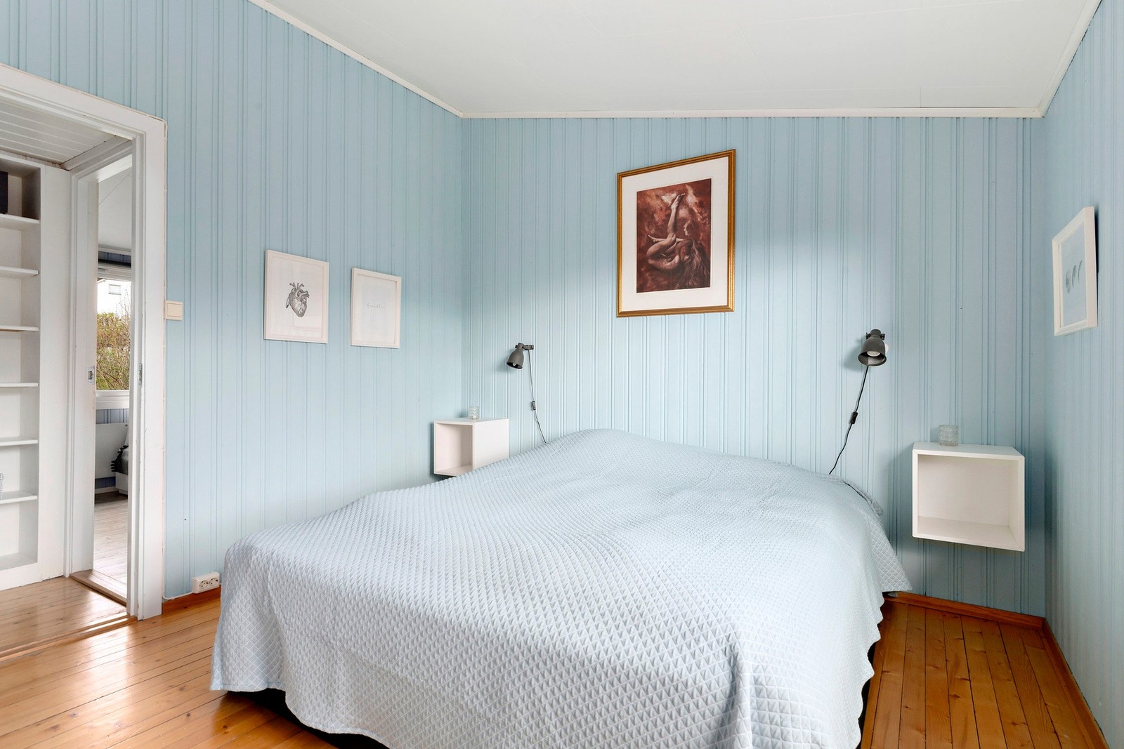 Hovedsoverommet har god plass til stor seng og nattbord Galleribilde