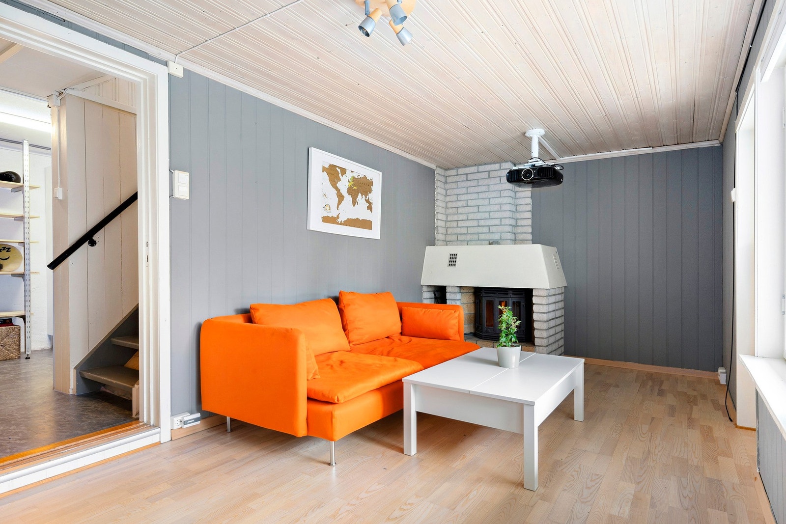 I underetasjen er det en egen kjellerstue med adkomst til terrassen Galleribilde