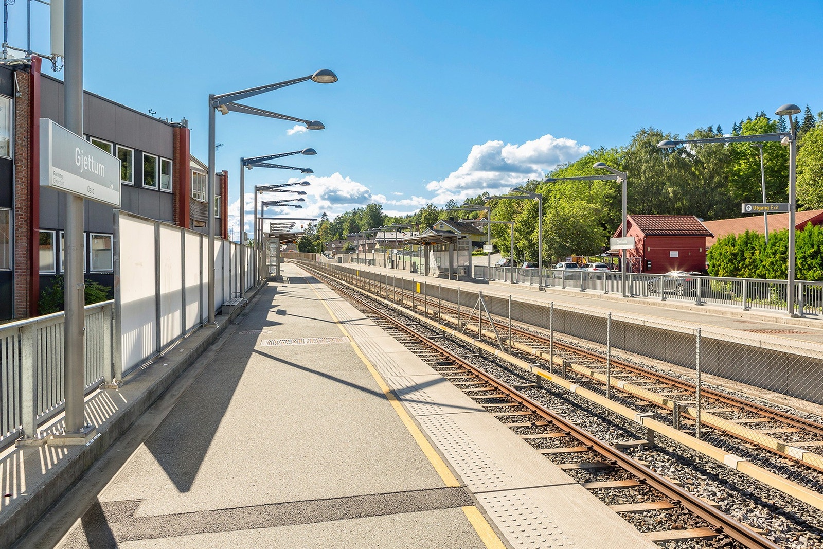 Gjettum T-bane stasjon ligger ca. 12 minutters gange fra boligen og betjener linje 3 Galleribilde