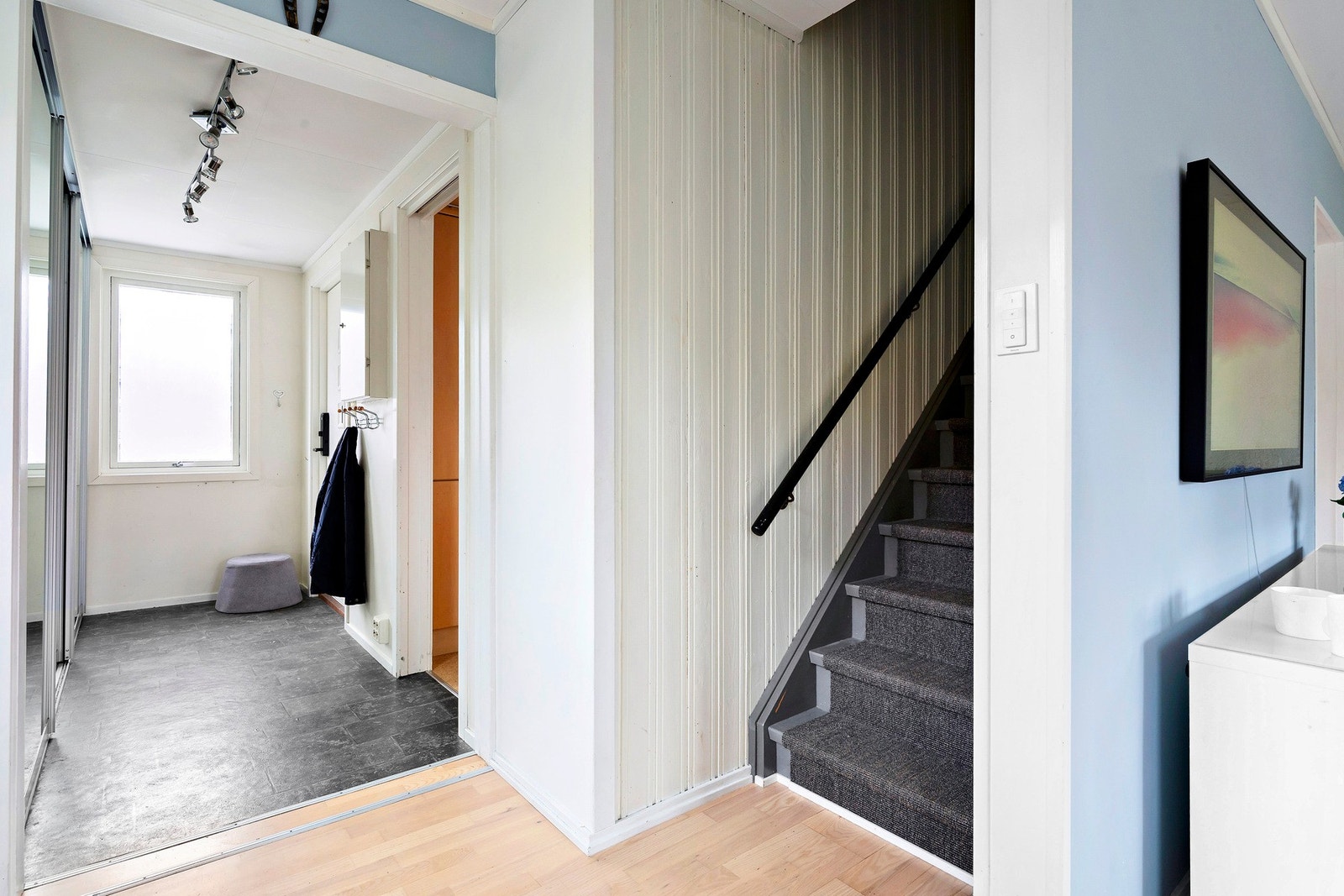 Lys og innbydende entré med praktiske fliser på gulv med gulvvarme Galleribilde