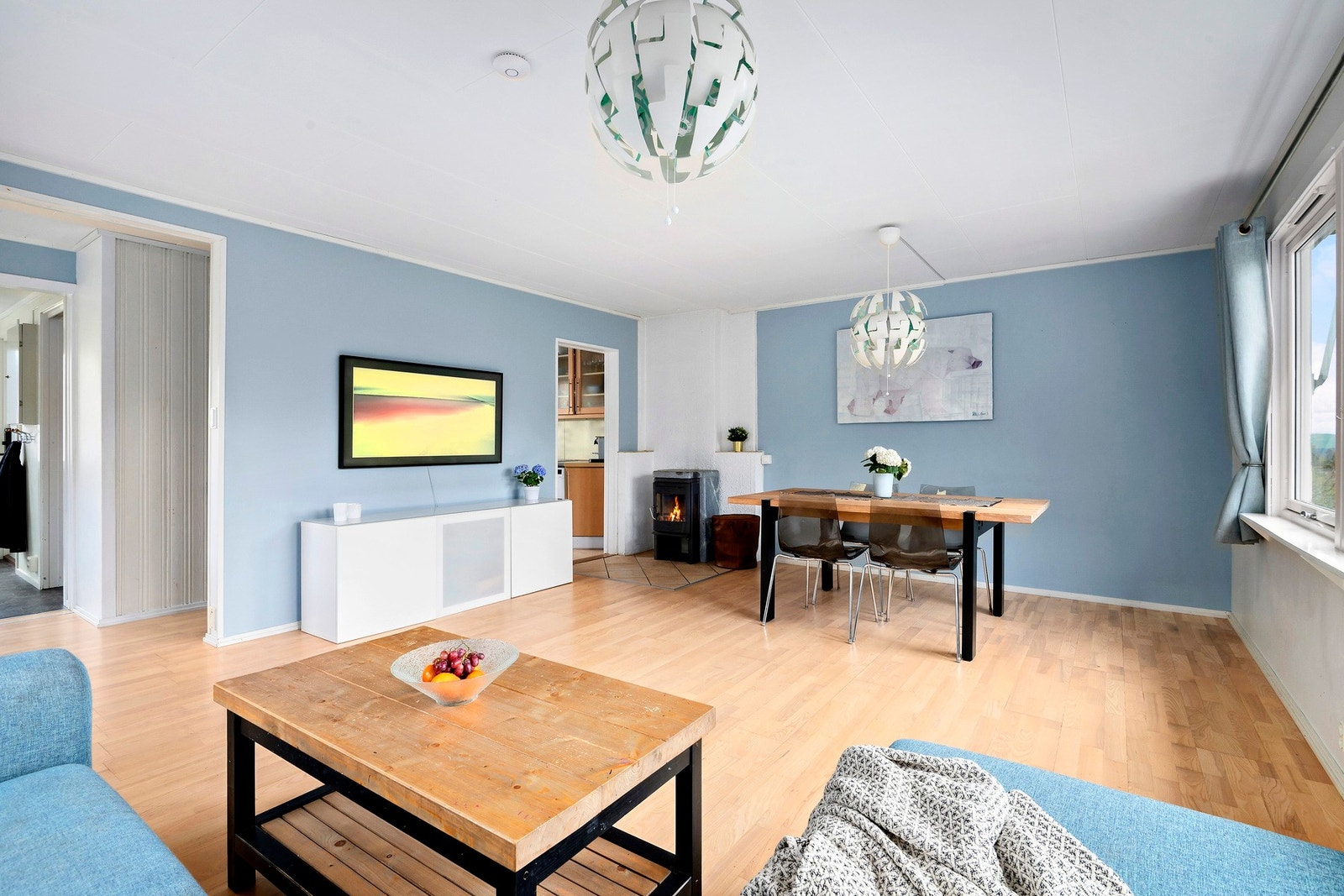 Videre er det god plass til å innrede en større spisegruppe i tilknytning kjøkkenet Galleribilde